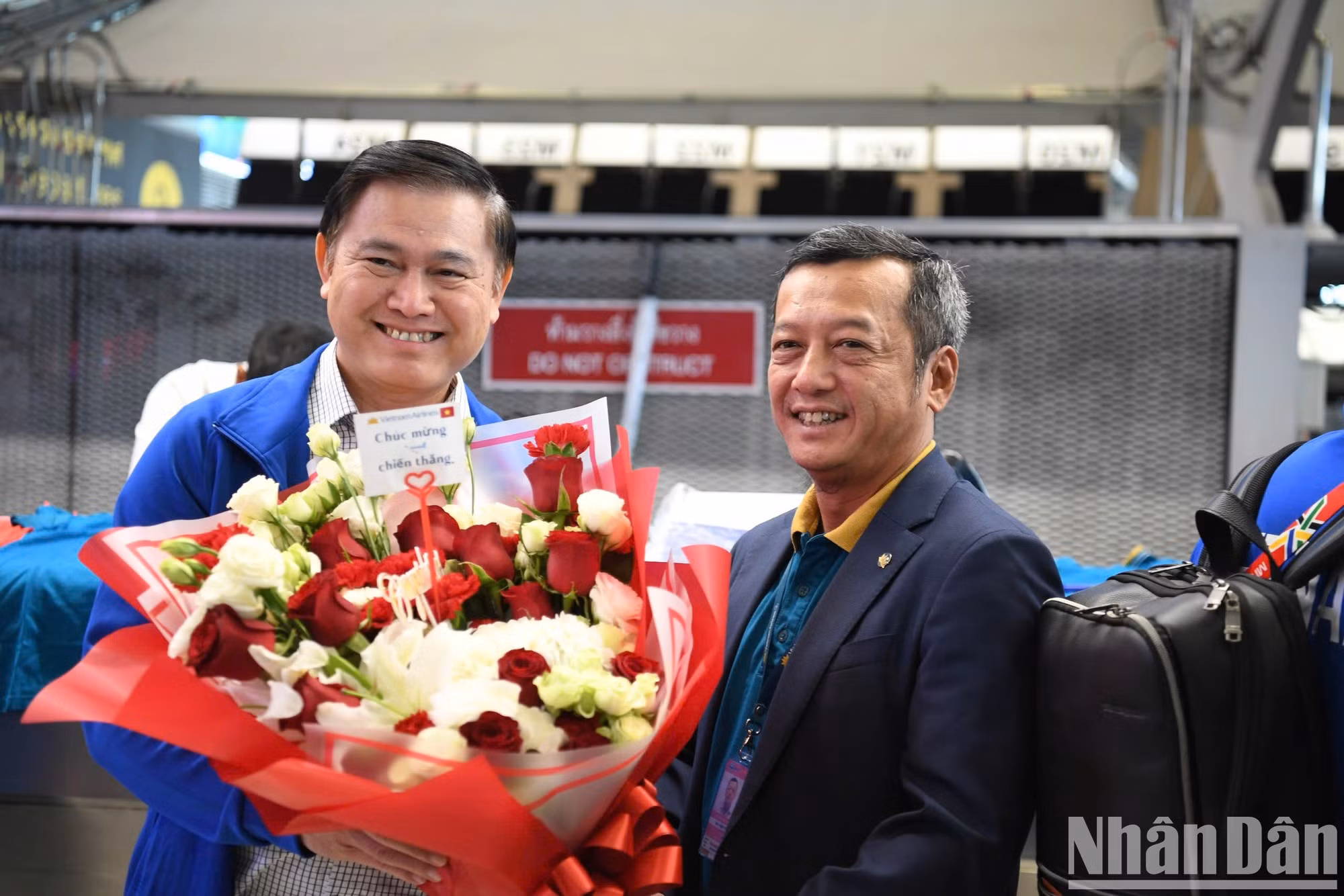 El vicepresidente de la Federación de Fútbol de Vietnam Phan Anh Tu recibe flores de felicitación. El vicepresidente de la Federación de Fútbol de Vietnam Phan Anh Tu recibe flores de felicitación.