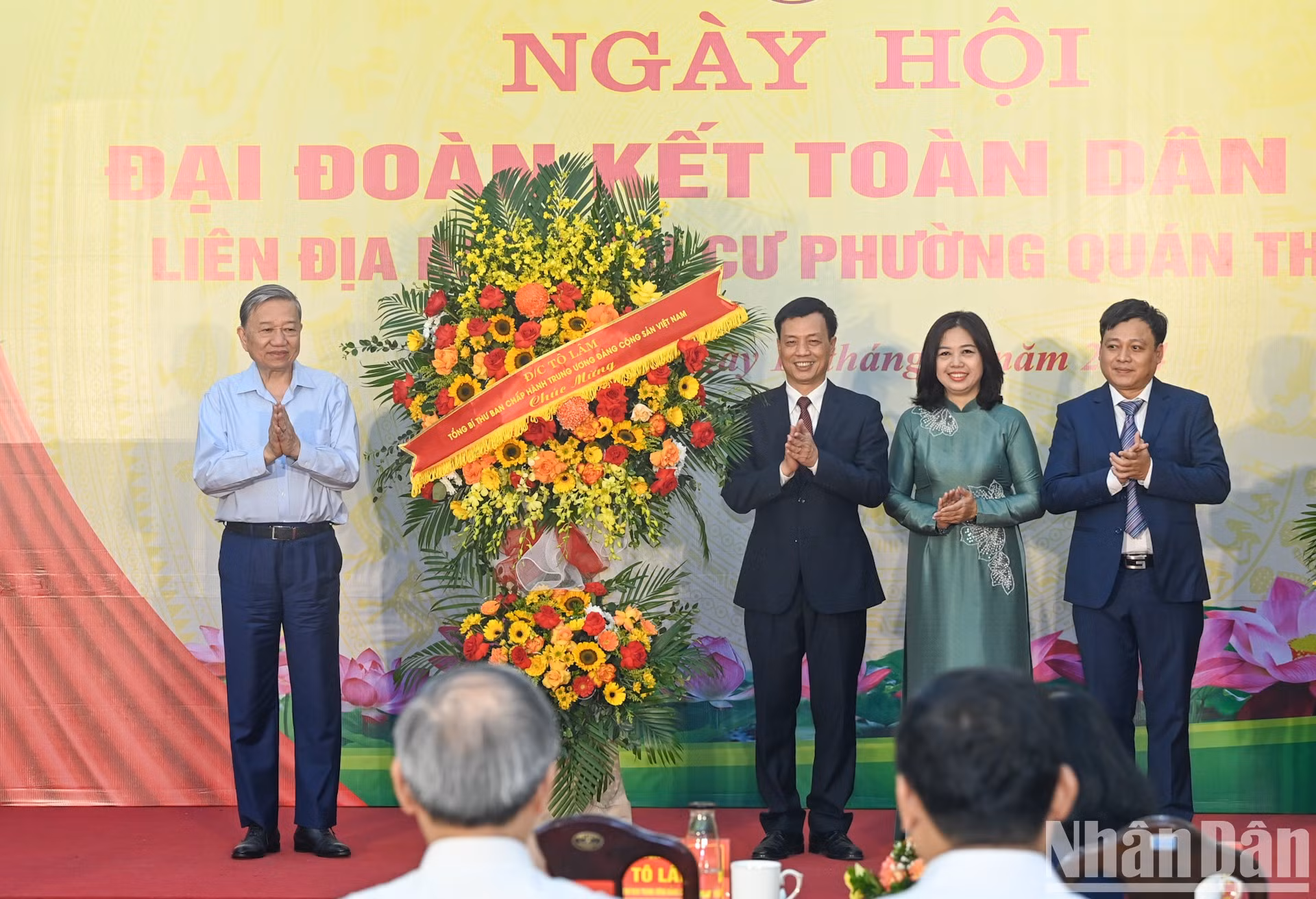 To Lam entrega flores para felicitar el Festival de la Gran Unidad Nacional en Quan Thanh.