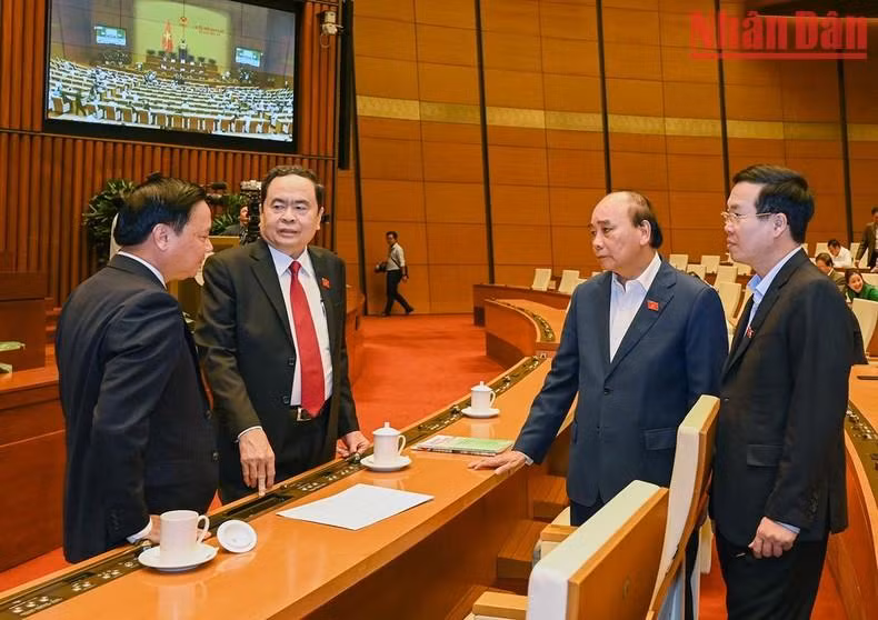 El presidente Nguyen Xuan Phuc, el miembro permanente del Secretariado del Partido Comunista de Vietnam (PCV), Vo Van Thuong y los vicepresidentes legislativos Tran Thanh Man y Nguyen Khac Dinh intercambian opiniones.