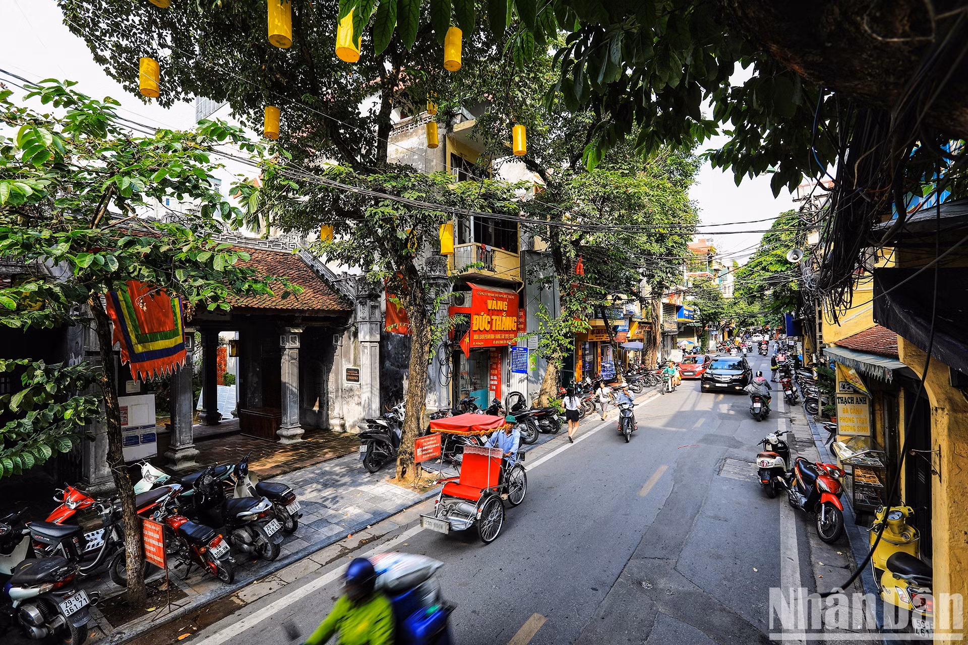 La calle Hang Bac, otrora especializada en la comercialización de plata, estaba considerada la más rica de la ciudadela de Thang Long. Al paso de los siglos, aún conserva muchas de sus características arquitectónicas y el estilo de vida de un pueblo de oficios tradicionales. La calle Hang Bac, otrora especializada en la comercialización de plata, estaba considerada la más rica de la ciudadela de Thang Long. Al paso de los siglos, aún conserva muchas de sus características arquitectónicas y el estilo de vida de un pueblo de oficios tradicionales.