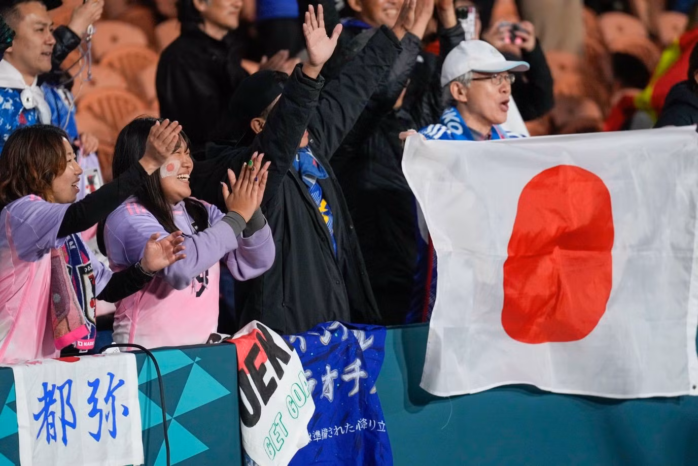 Fanáticos japoneses, satisfechos tras una contundente victoria de 5-0 sobre Zambia. (Foto: AP) Fanáticos japoneses, satisfechos tras una contundente victoria de 5-0 sobre Zambia. (Foto: AP)