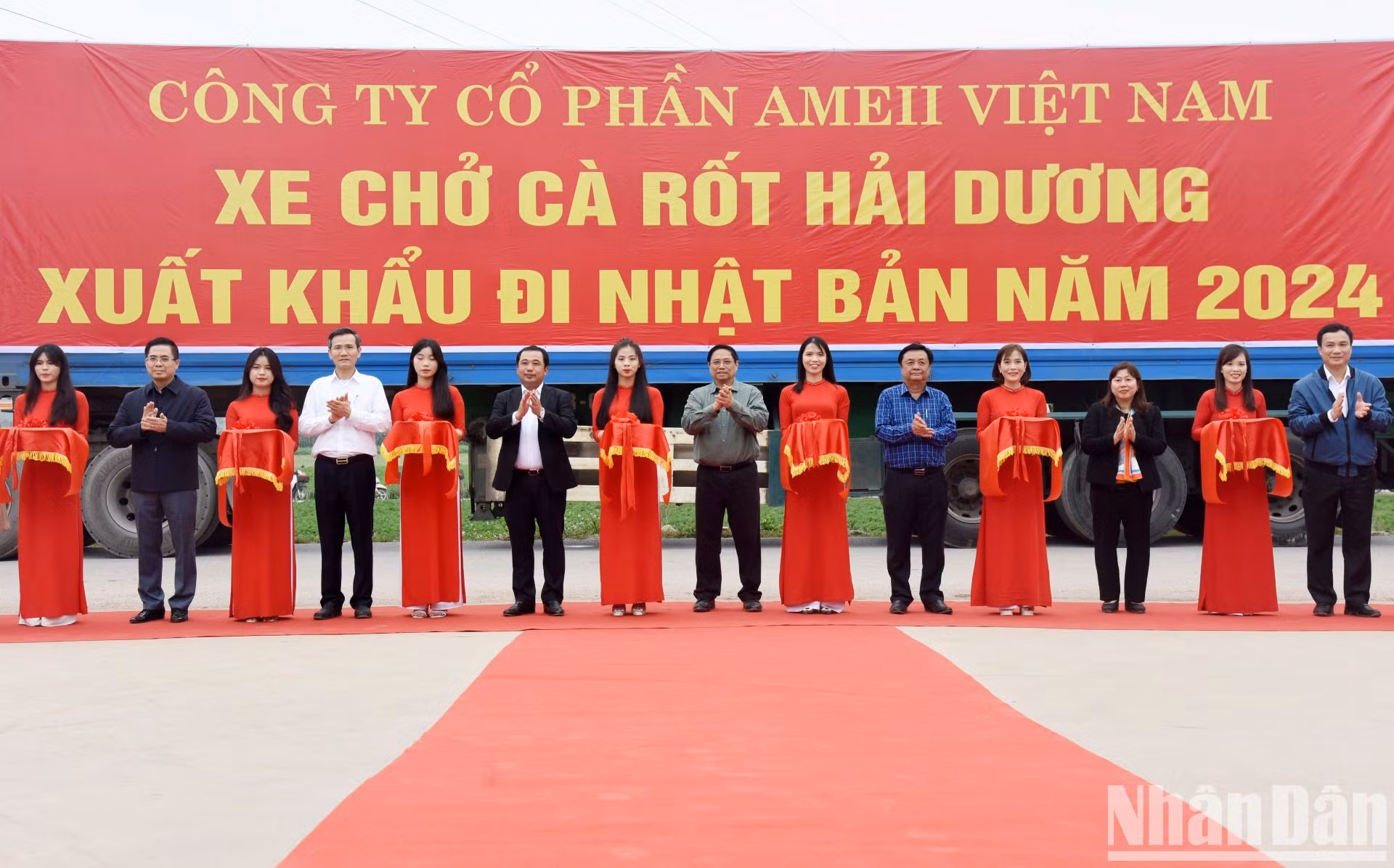 Minh Chinh corta la cinta para celebrar el primer envío de exportación de zanahorias en el año nuevo en la comuna de Duc Chinh, distrito de Cam Giang.