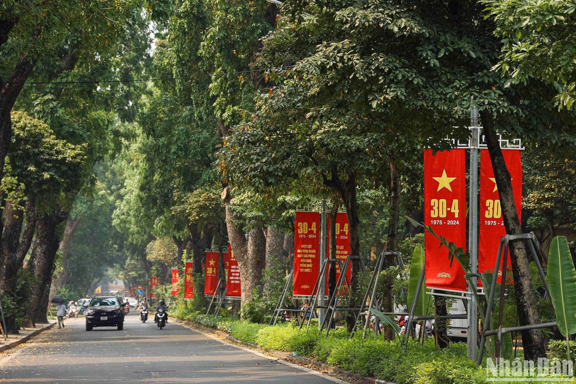 La calle de Hoang Dieu engalanada con el rojo de las pancartas y letreros en saludo al 49 aniversario de la liberación del Sur y reunificación nacional.