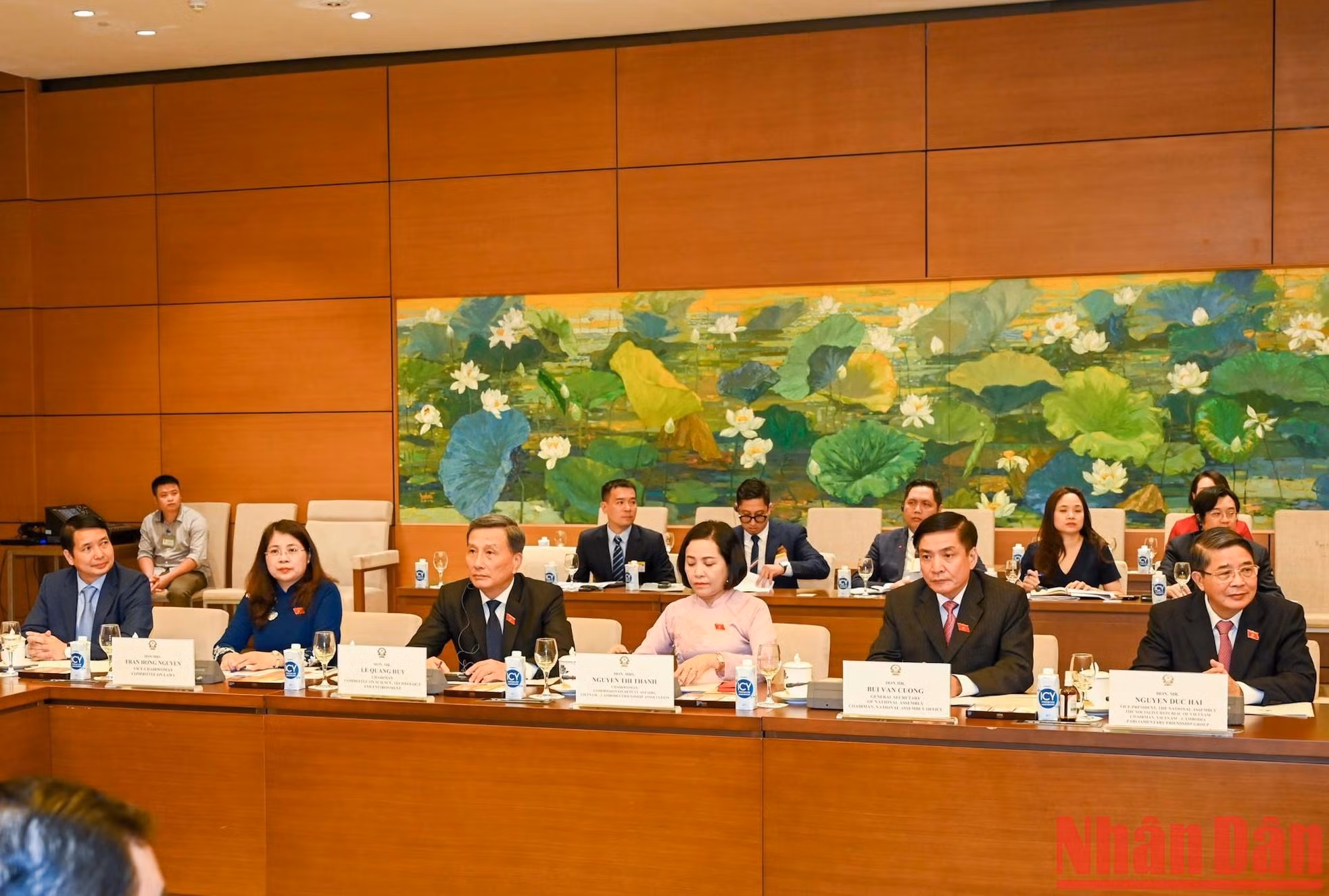 Los delegados vietnamitas asisten a la reunión.