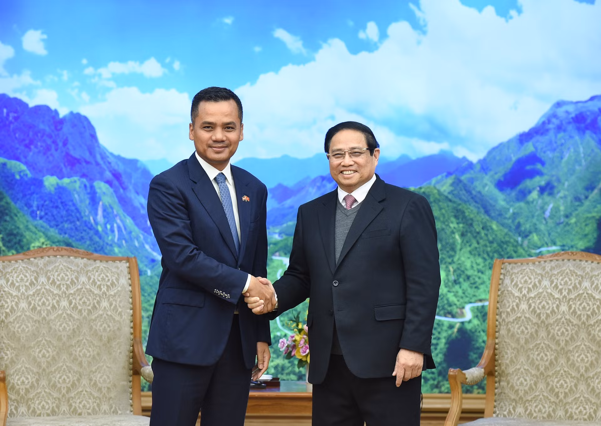 El primer ministro de Vietnam, Pham Minh Chinh, y Sar Sokha, viceprimer ministro y titular de Interior de Camboya.