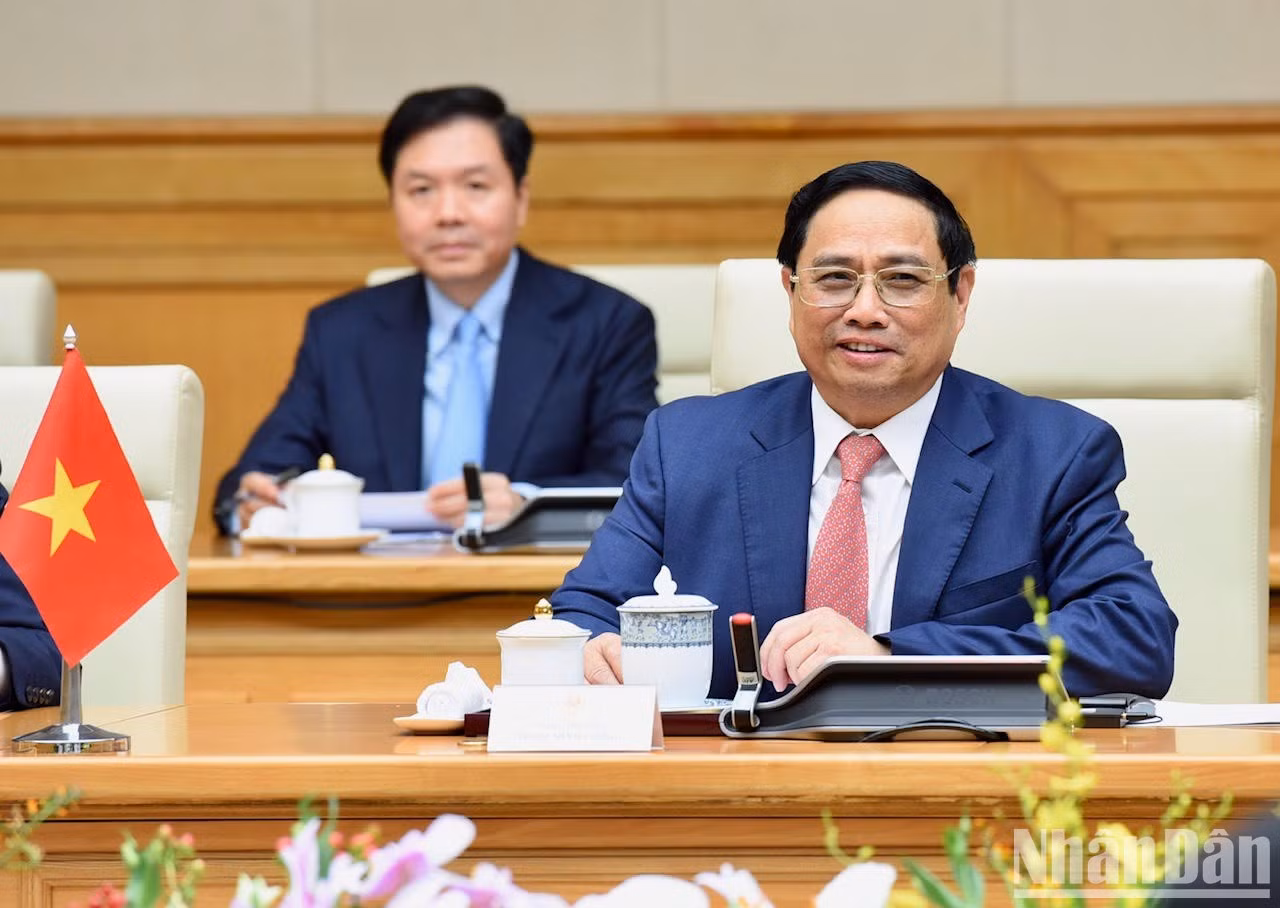 Minh Chinh habla en una reunión con su similar singapurense.