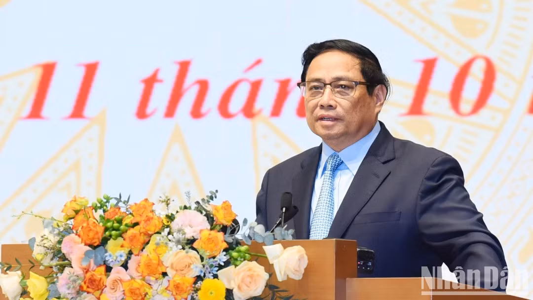 Minh Chinh interviene.