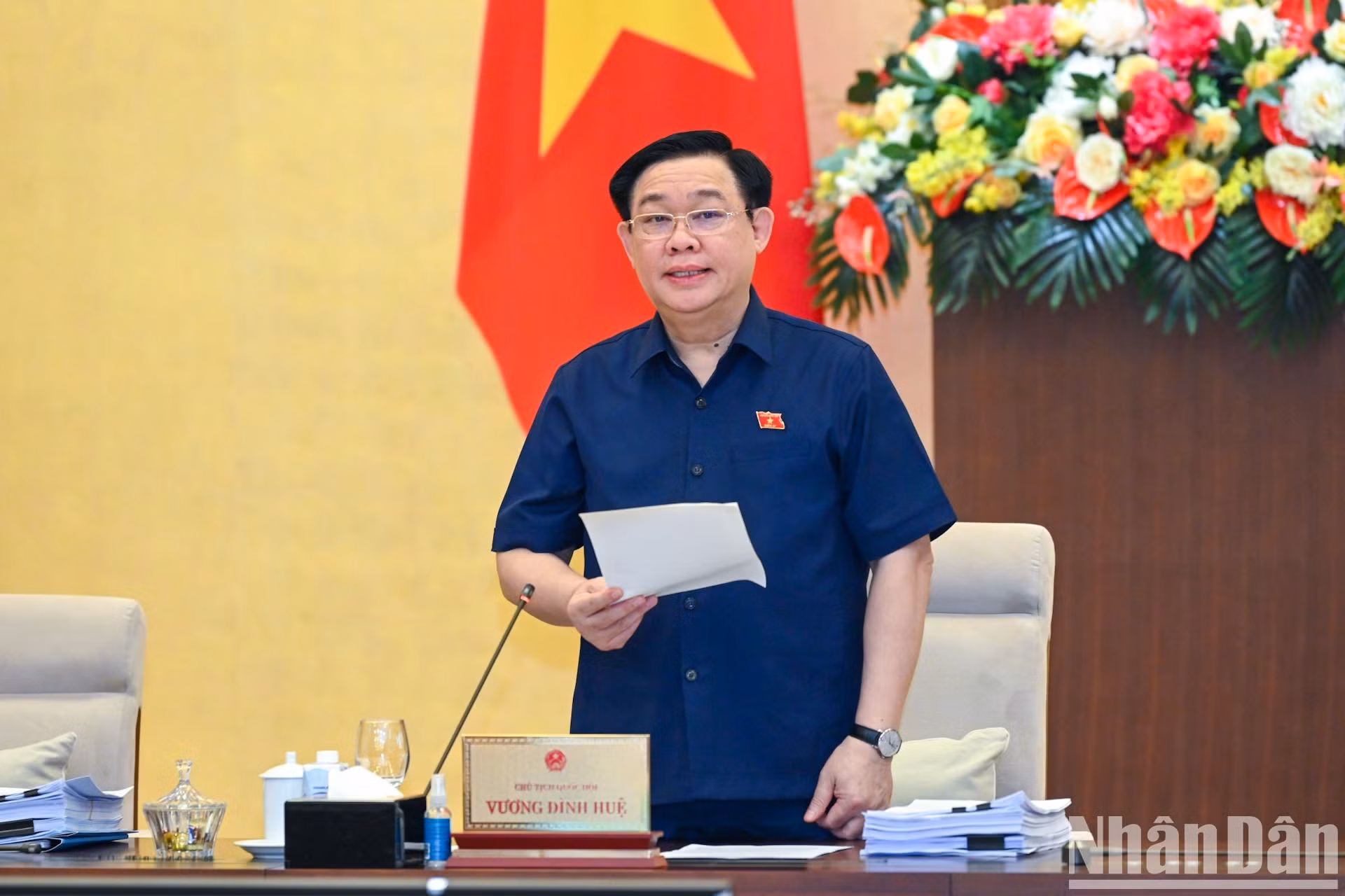 El presidente del Parlamento, Vuong Dinh Hue, interviene en la cita.