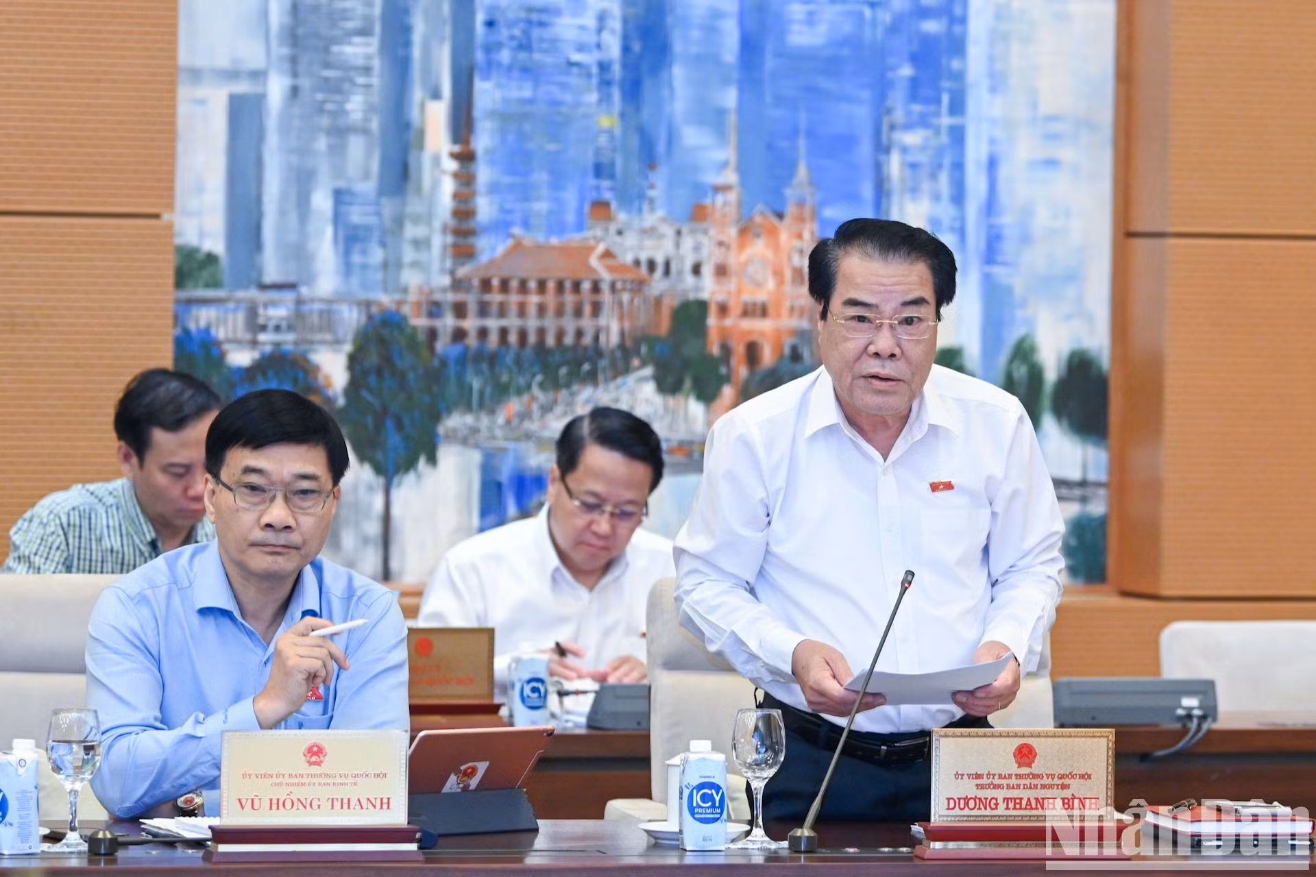 El jefe de la Comisión de Peticiones del Parlamento, Duong Thanh Binh, expresa opiniones.