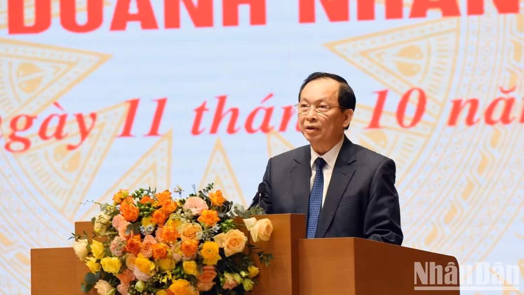 Dao Minh Tu, vicegobernador del Banco Estatal de Vietnam, habla en la cita.