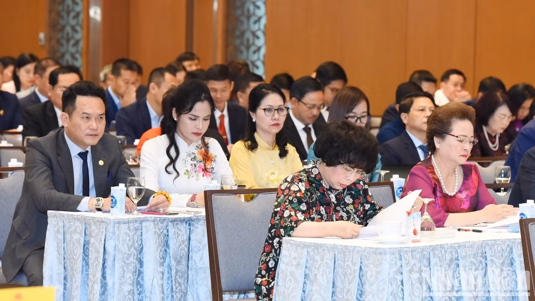 Asisten al acto representantes de la comunidad empresarial vietnamita.