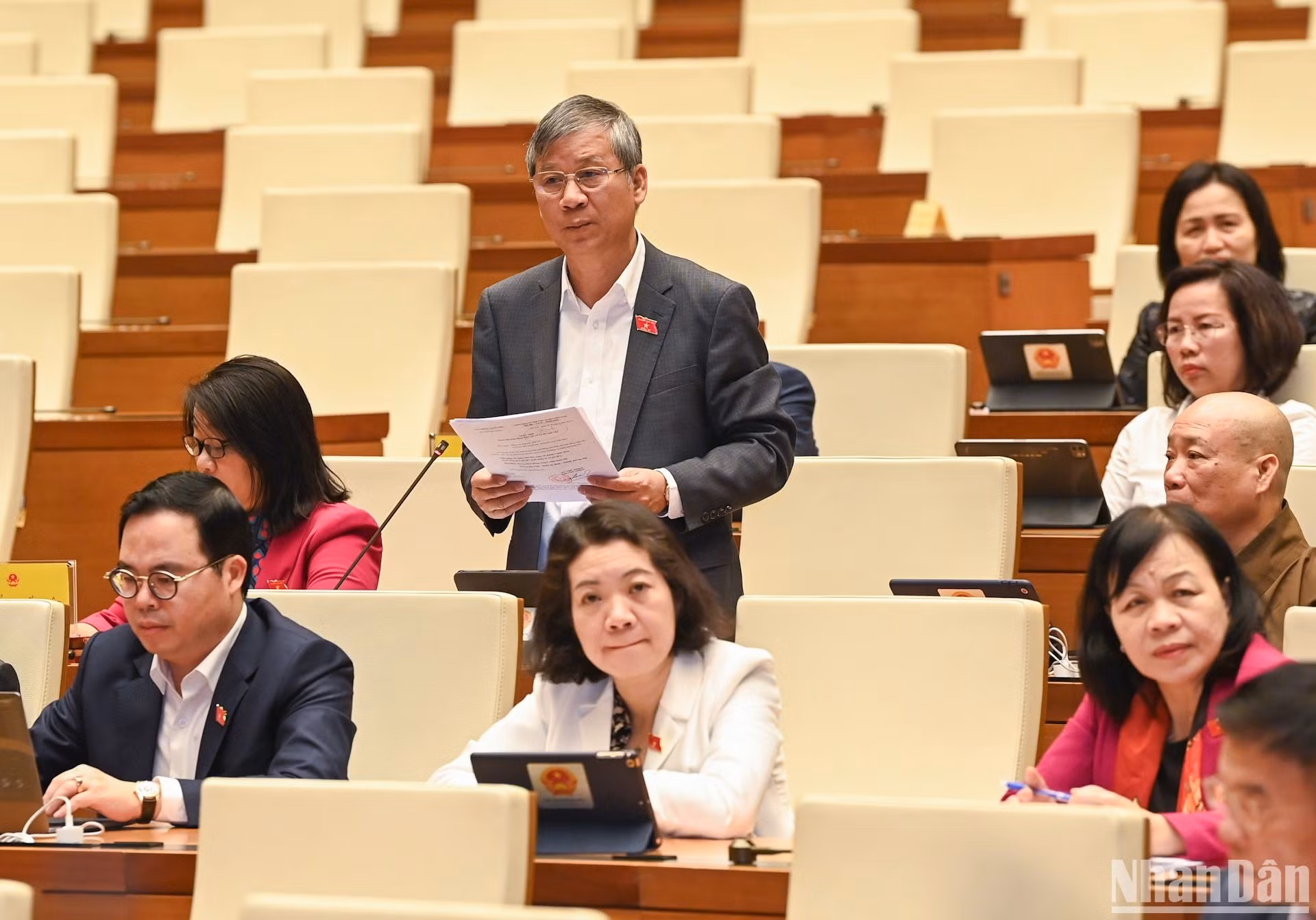 El diputado de Hanói, Nguyen Anh Tri, plantea sus preguntas.