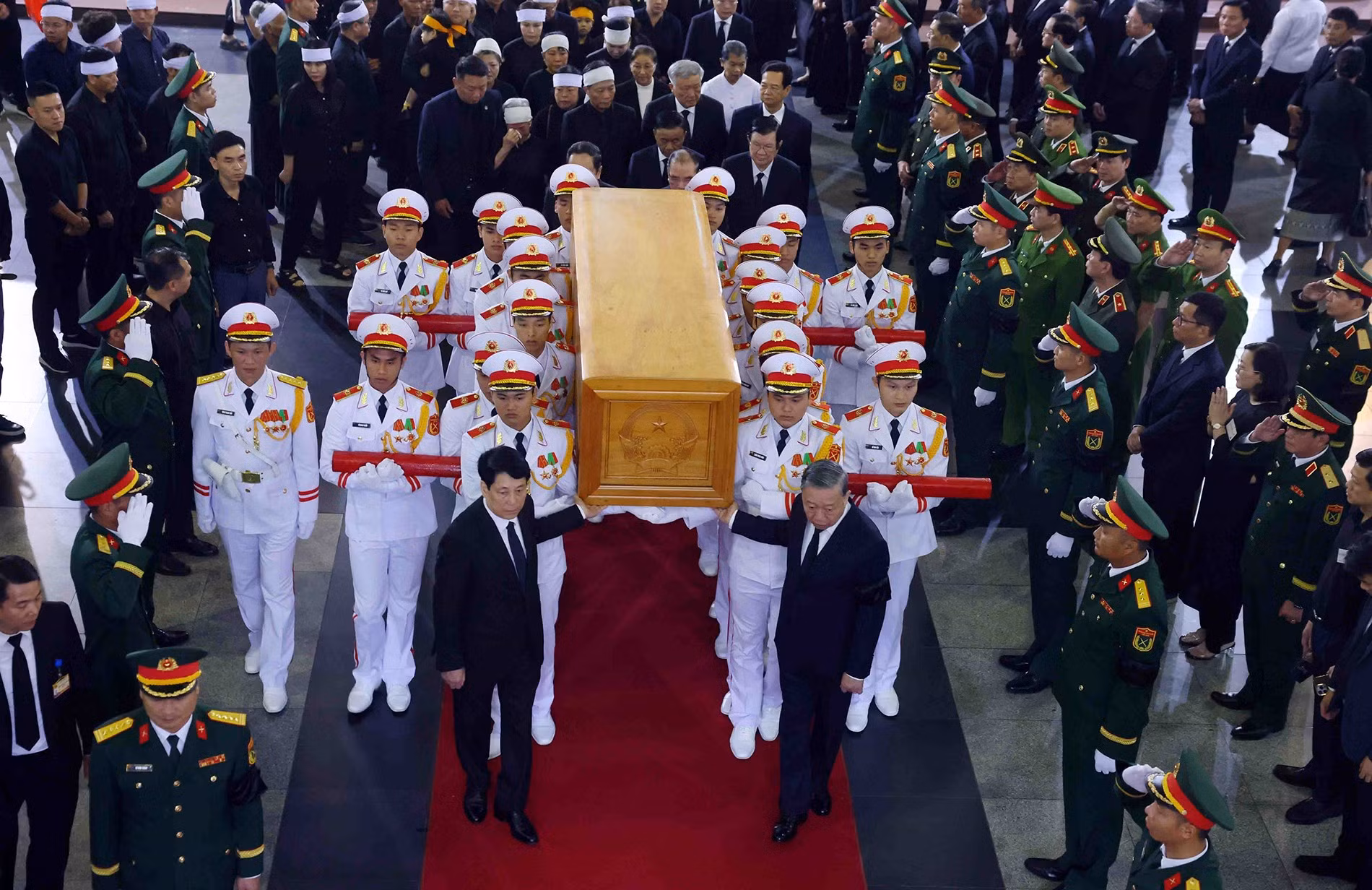 Los dirigentes del Partido y el Estado trasladan el féretro del expresidente Tran Duc Luong.