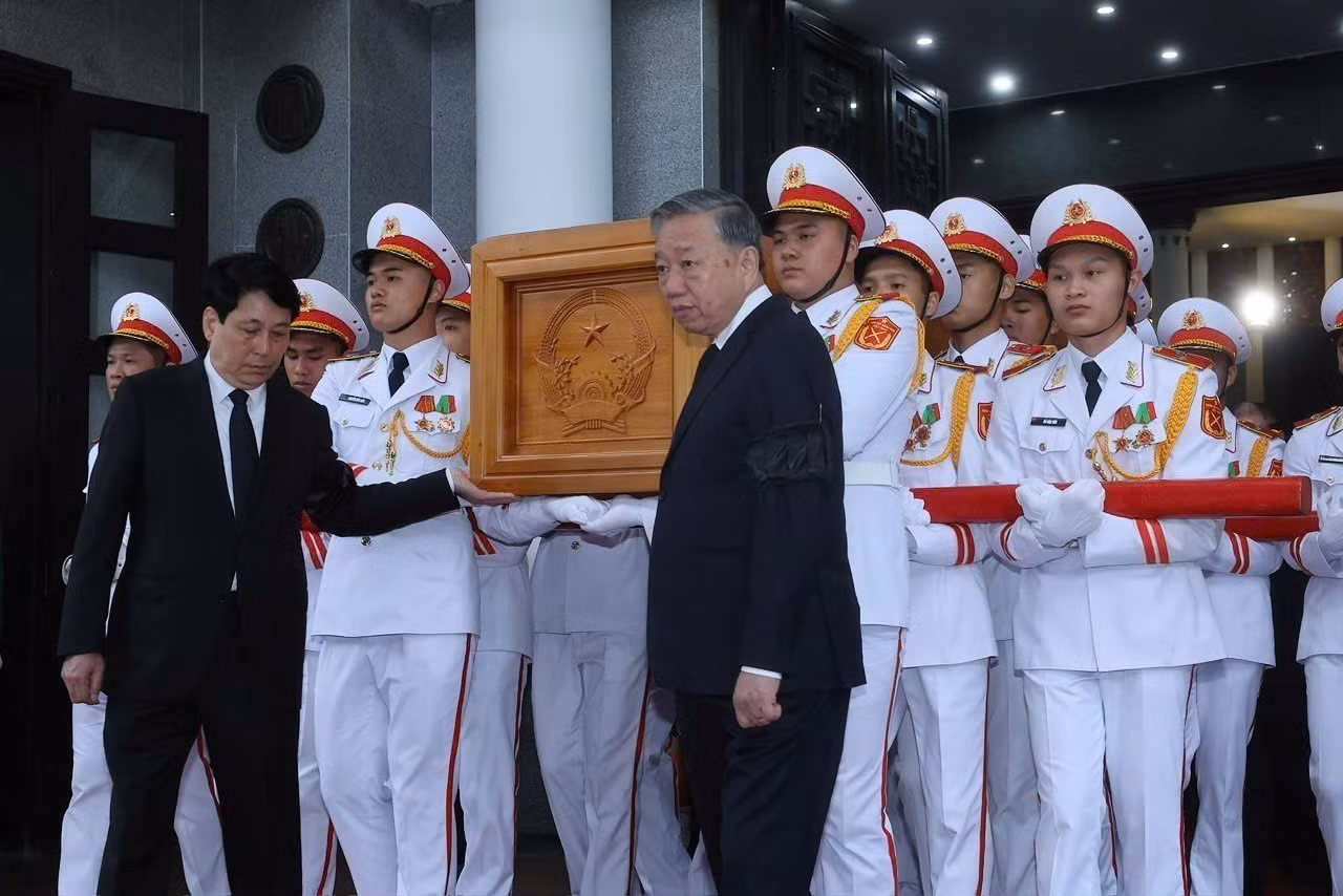 El secretario general del Partido Comunista de Vietnam, To Lam, y el presidente de Luong Cuong, trasladan el féretro del expresidente Tran Duc Luong.