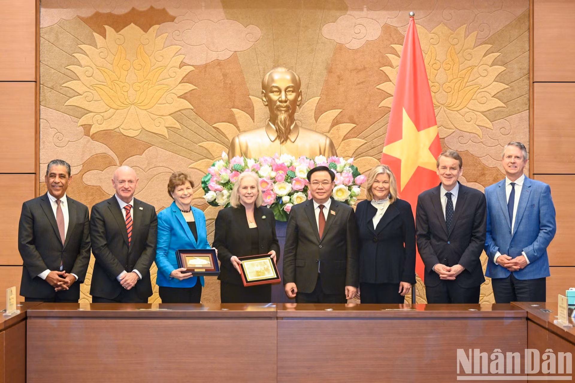Dinh Hue con los congresistas estadounidenses en la reunión.