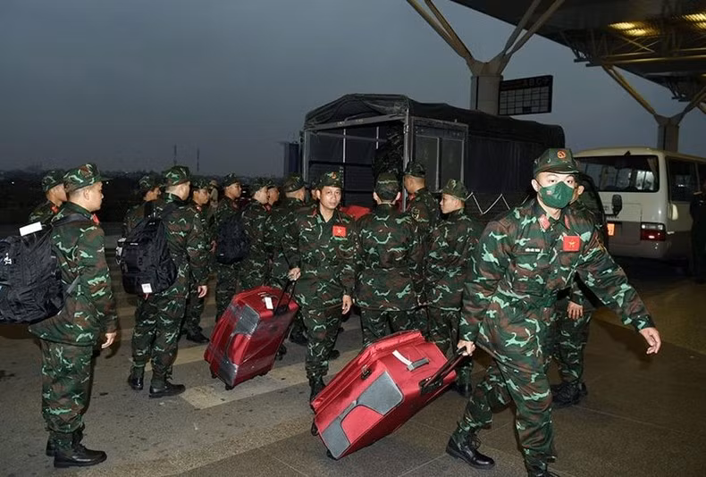 El grupo del ingenieros militares llega al Aeropuerto Internacional Noi Bai.