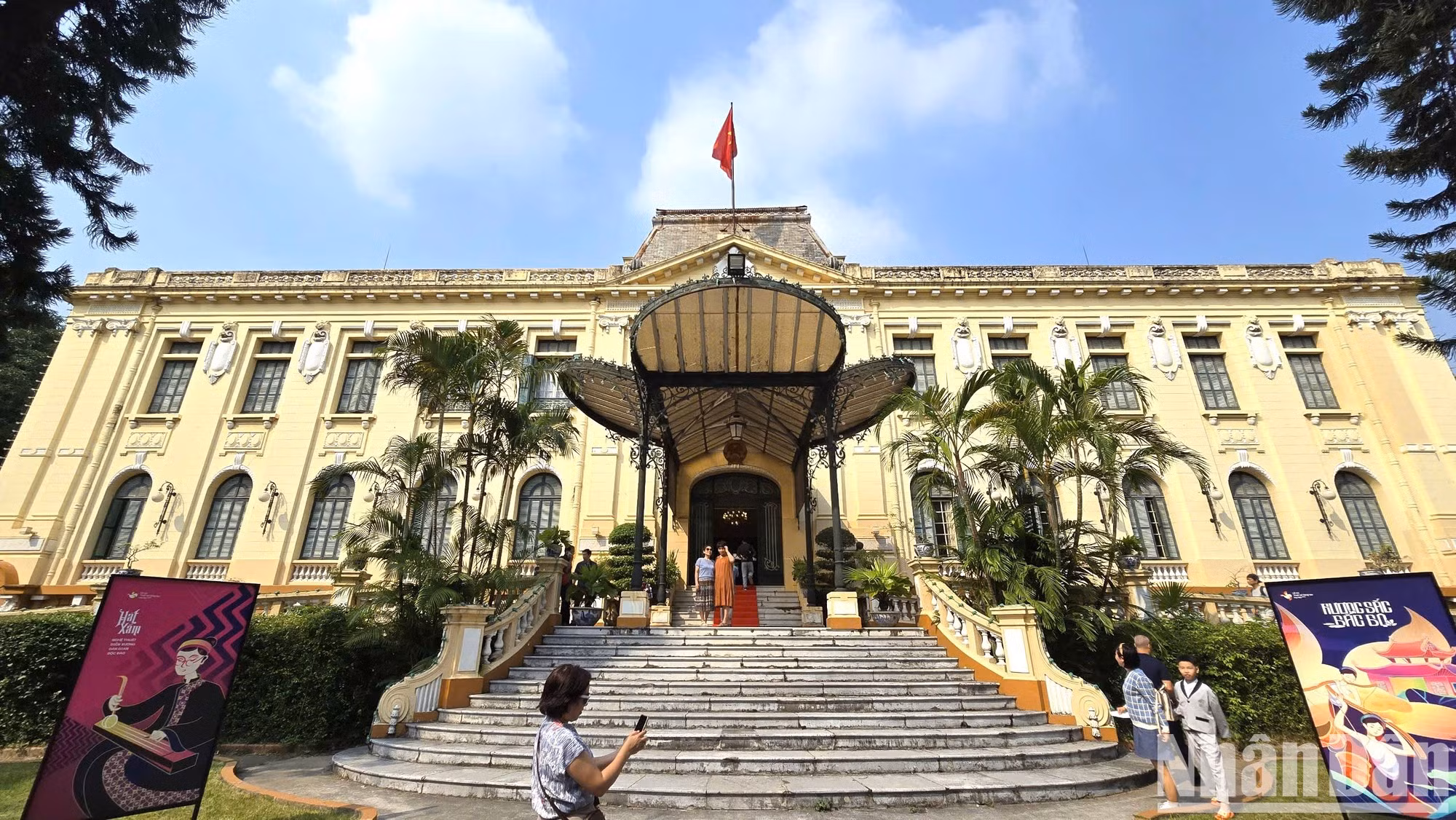Situada justo en el corazón de la ciudad de Hanói, cerca del lago Hoan Kiem (Espalda Restituida), la obra presenta una arquitectura muy marcada por el pasado.