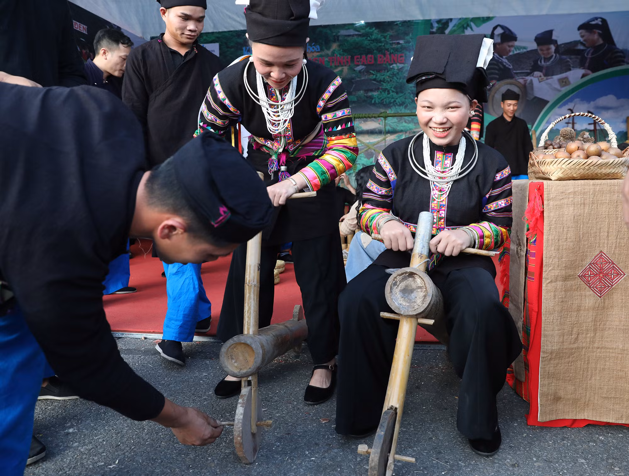 Divertido juego folklórico de la etnia Lo Lo nergo en la provincia de Cao Bang