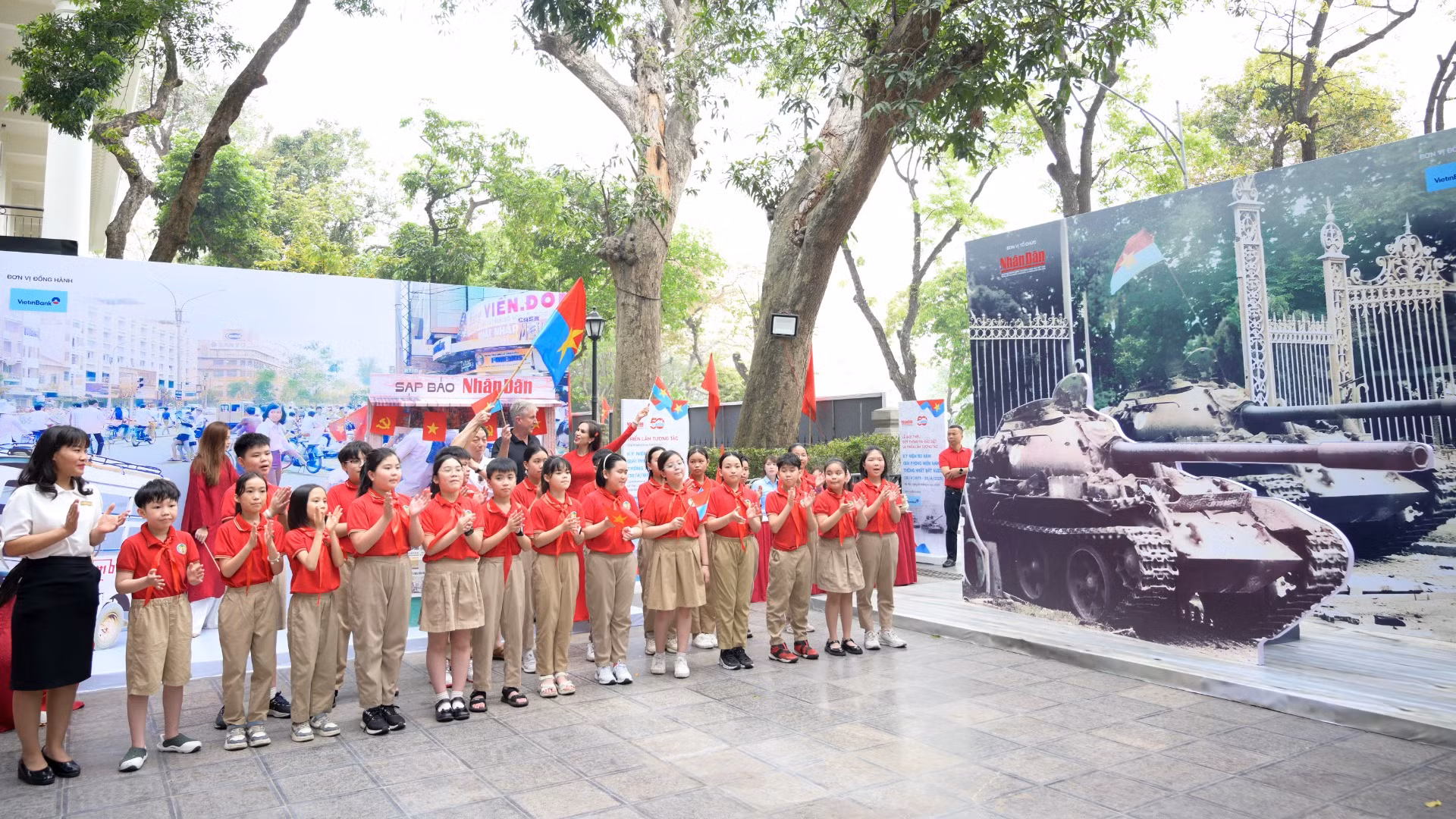[Foto] Visitantes entusiasmados en la exposición del periódico Nhan Dan por el 50 aniversario de la reunificación nacional