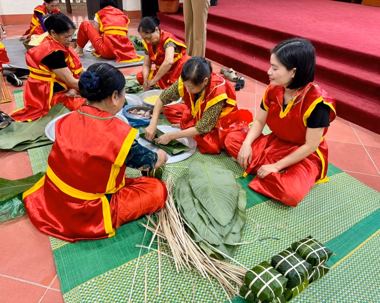 Antes, se celebra en la circunscripción de Minh Nong una competencia de elaborar Banh Chung y Banh Giay para ofrecerlos a los Reyes Hung.