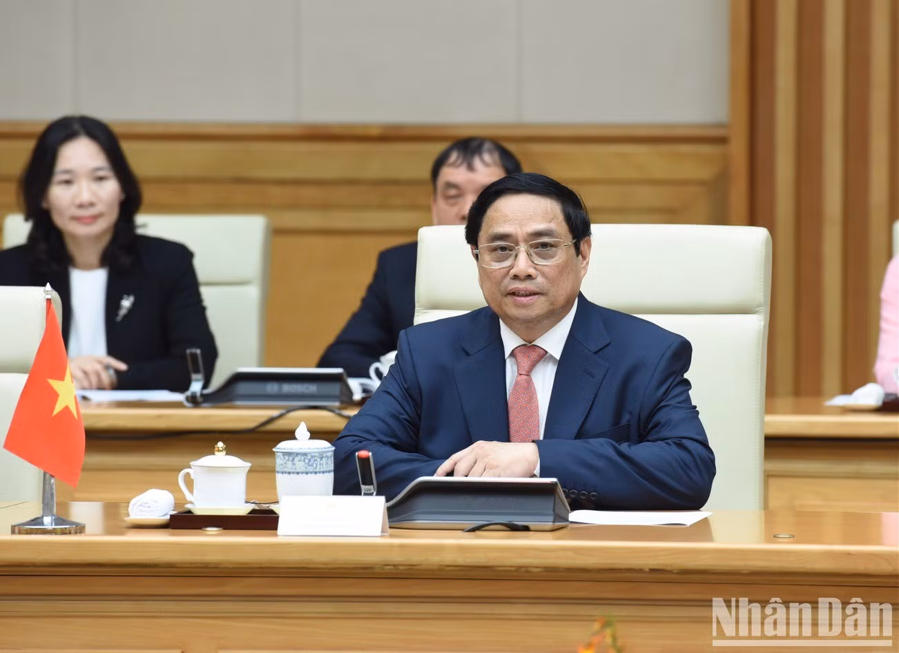 Minh Chinh interviene en la reunión.