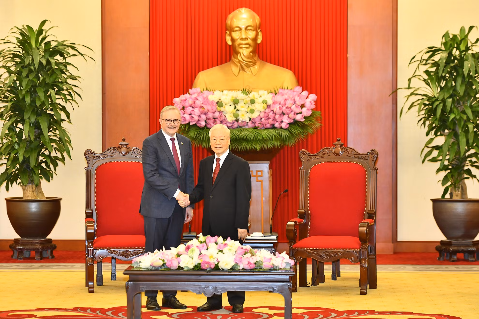 El secretario general del Partido Comunista de Vietnam, Nguyen Phu Trong, recibe al primer ministro australiano, Anthony Albanese.
