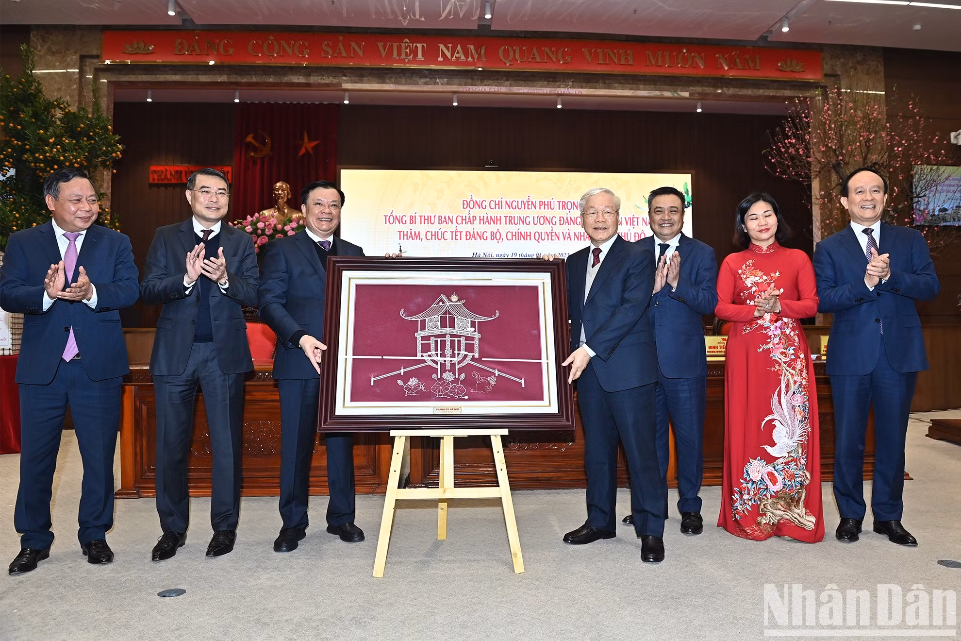 Dirigentes de Hanói obsequian una pintura al secretario general Nguyen Phu Trong.