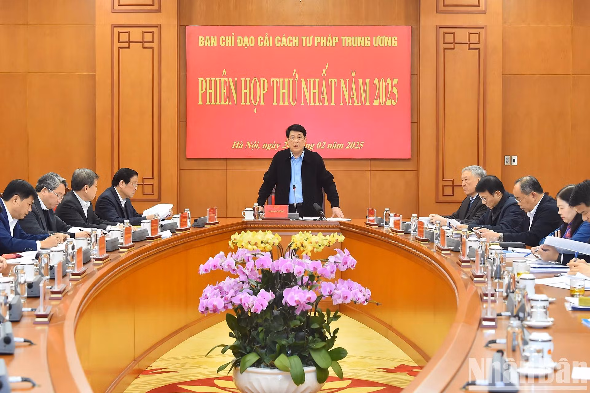 Luong Cuong preside la reunión.