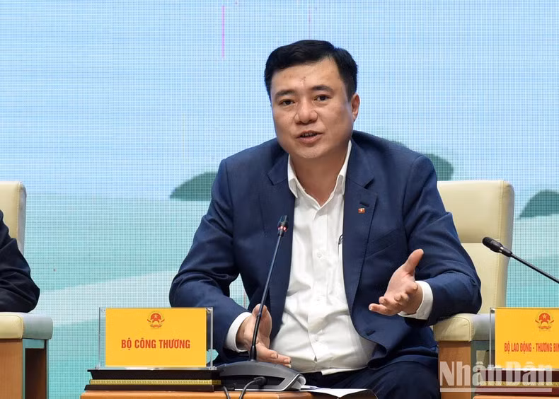 Habla Nguyen Sinh Nhat Tan, viceministro de Industria y Comercio.