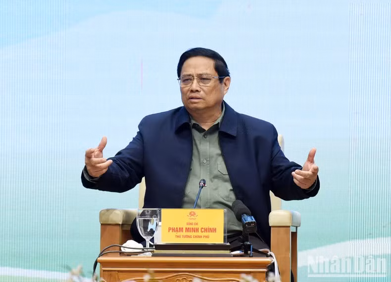 Minh Chinh dialoga con los agricultores.