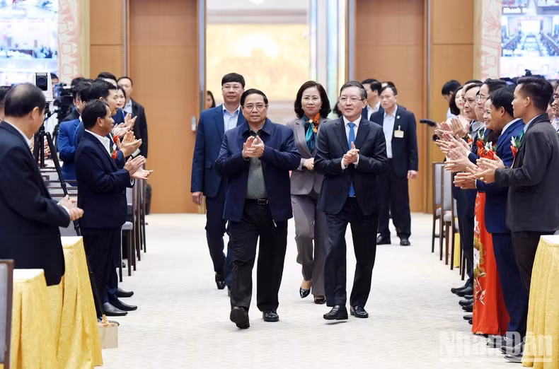 El primer ministro Pham Minh Chinh llega a la cita.
