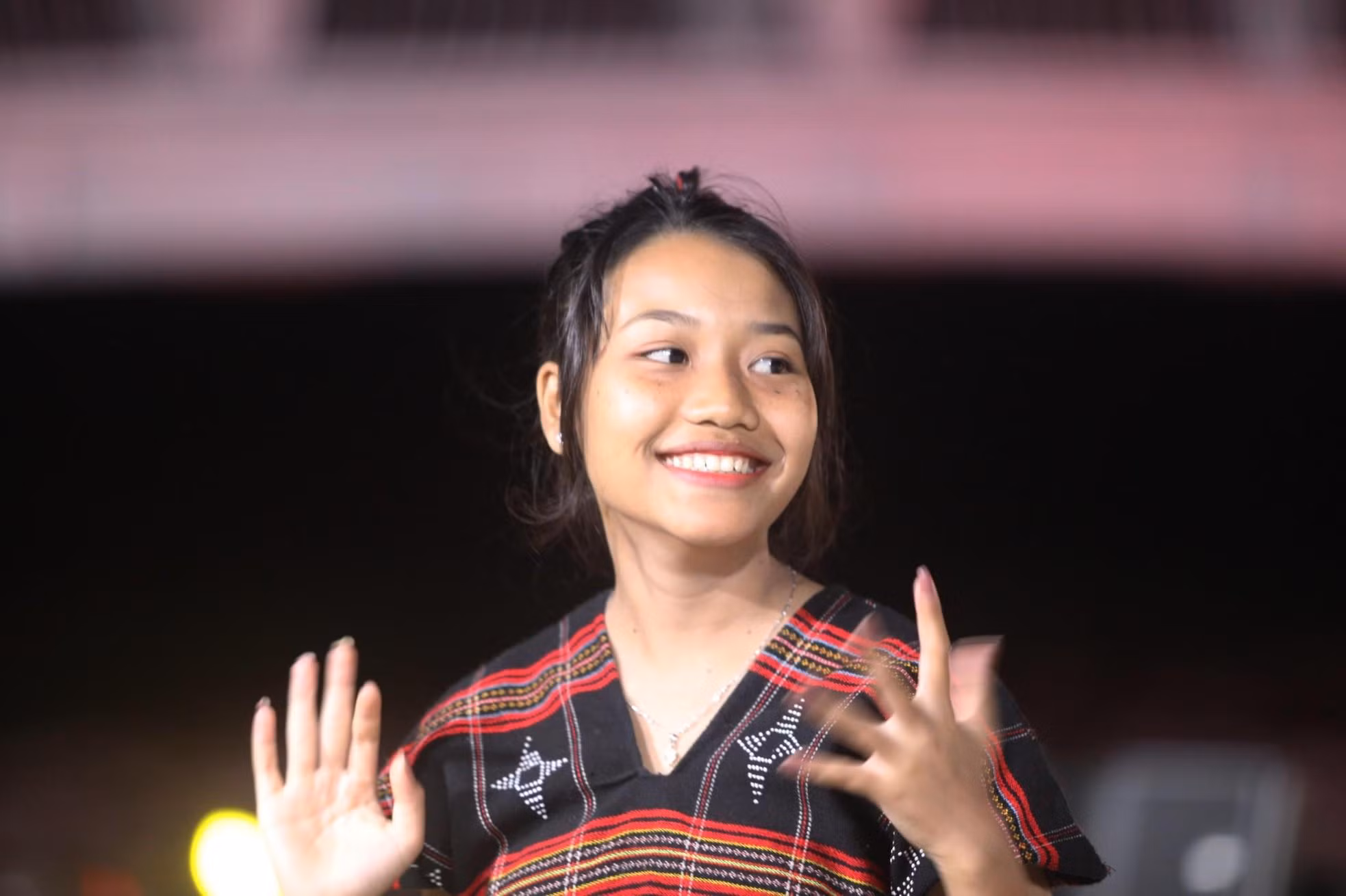 La sonrisa de una artista participante en el evento.