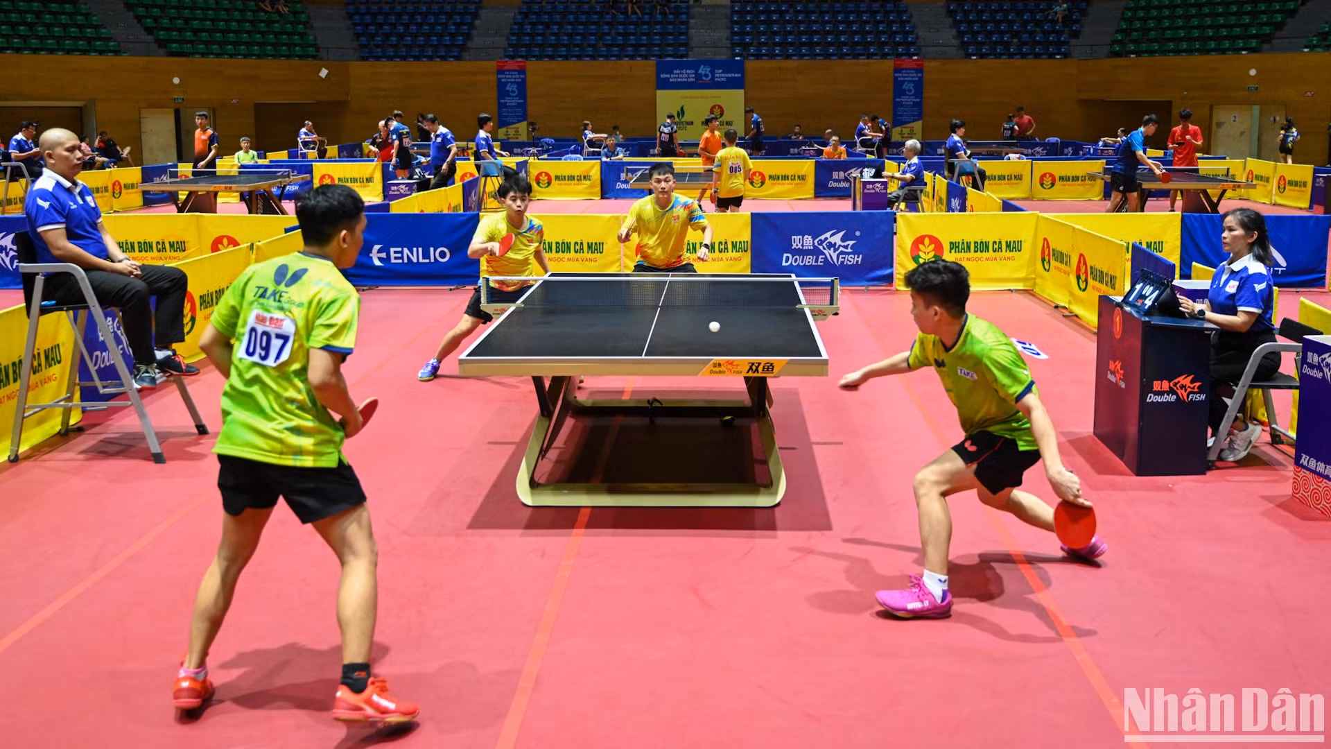 [Foto] Anh Hoang y Dinh Duc revalidan con éxito el título de dobles masculinos en Campeonato Nacional de Tenis de Mesa 