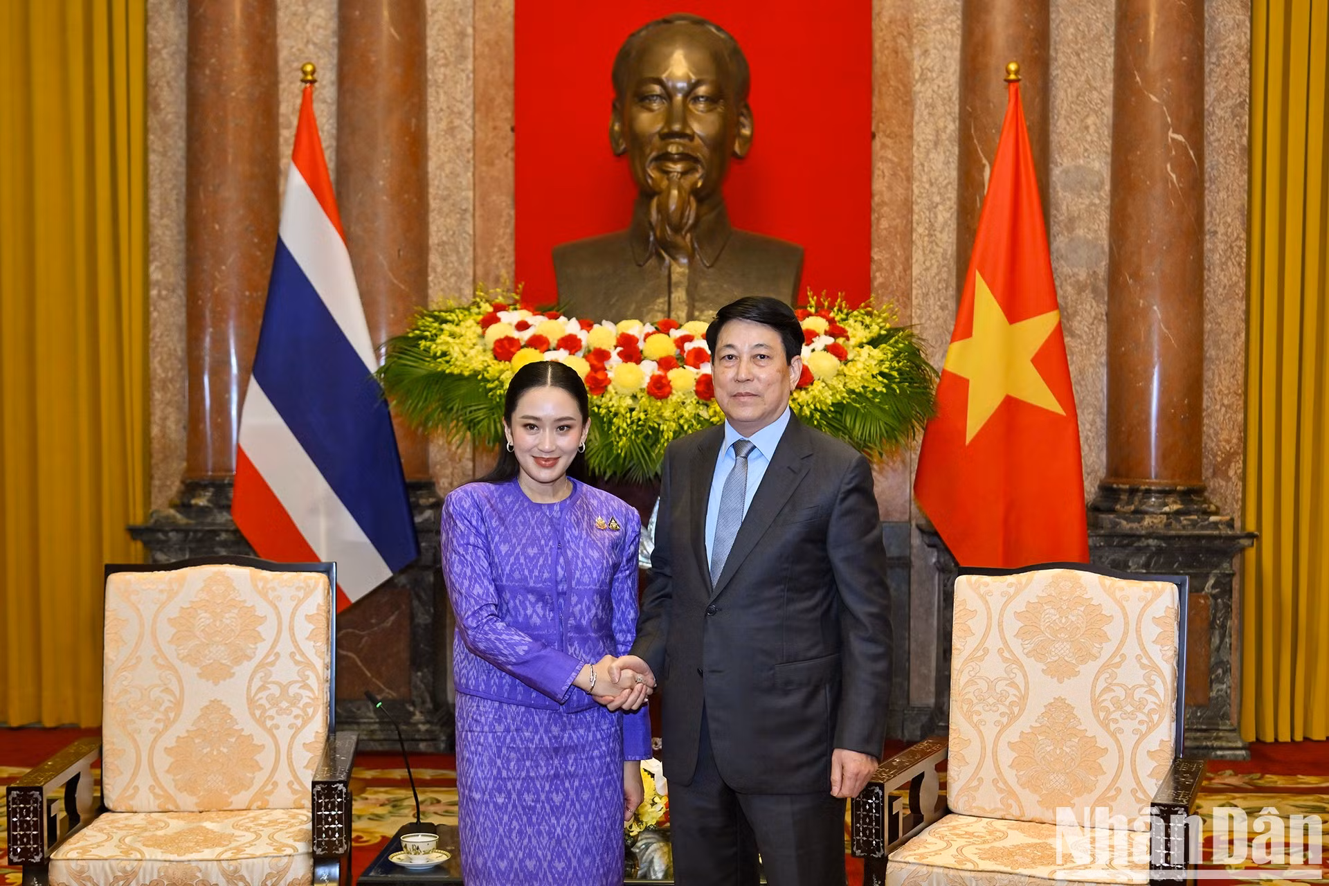 El presidente de Vietnam, Luong Cuong, recibe a la primera ministra de Tailandia, Paetongtarn Shinawatra. El presidente de Vietnam, Luong Cuong, recibe a la primera ministra de Tailandia, Paetongtarn Shinawatra.
