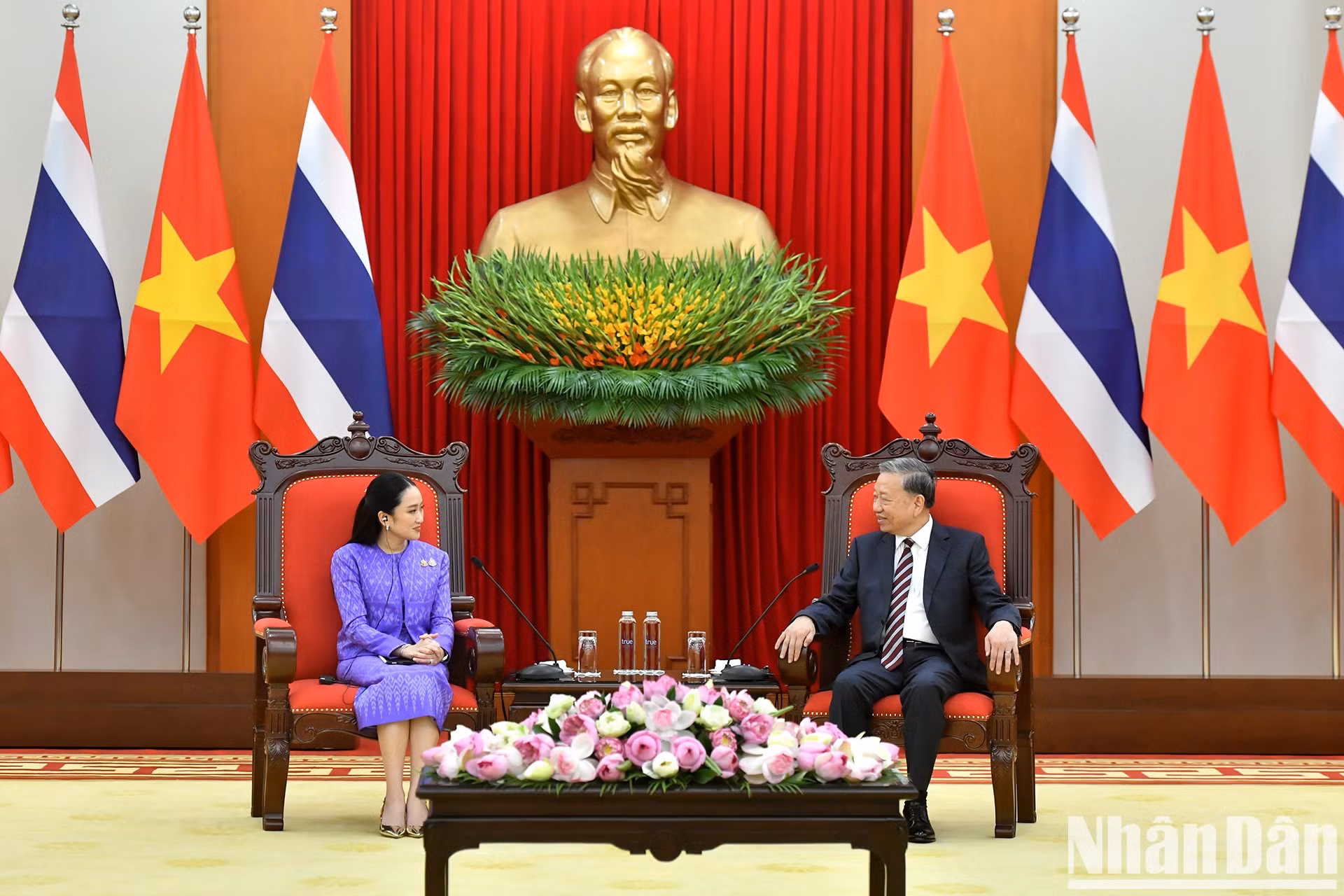 El secretario general del Partido Comunista de Vietnam, To Lam, recibe a la primera ministra de Tailandia, Paetongtarn Shinawatra. El secretario general del Partido Comunista de Vietnam, To Lam, recibe a la primera ministra de Tailandia, Paetongtarn Shinawatra.