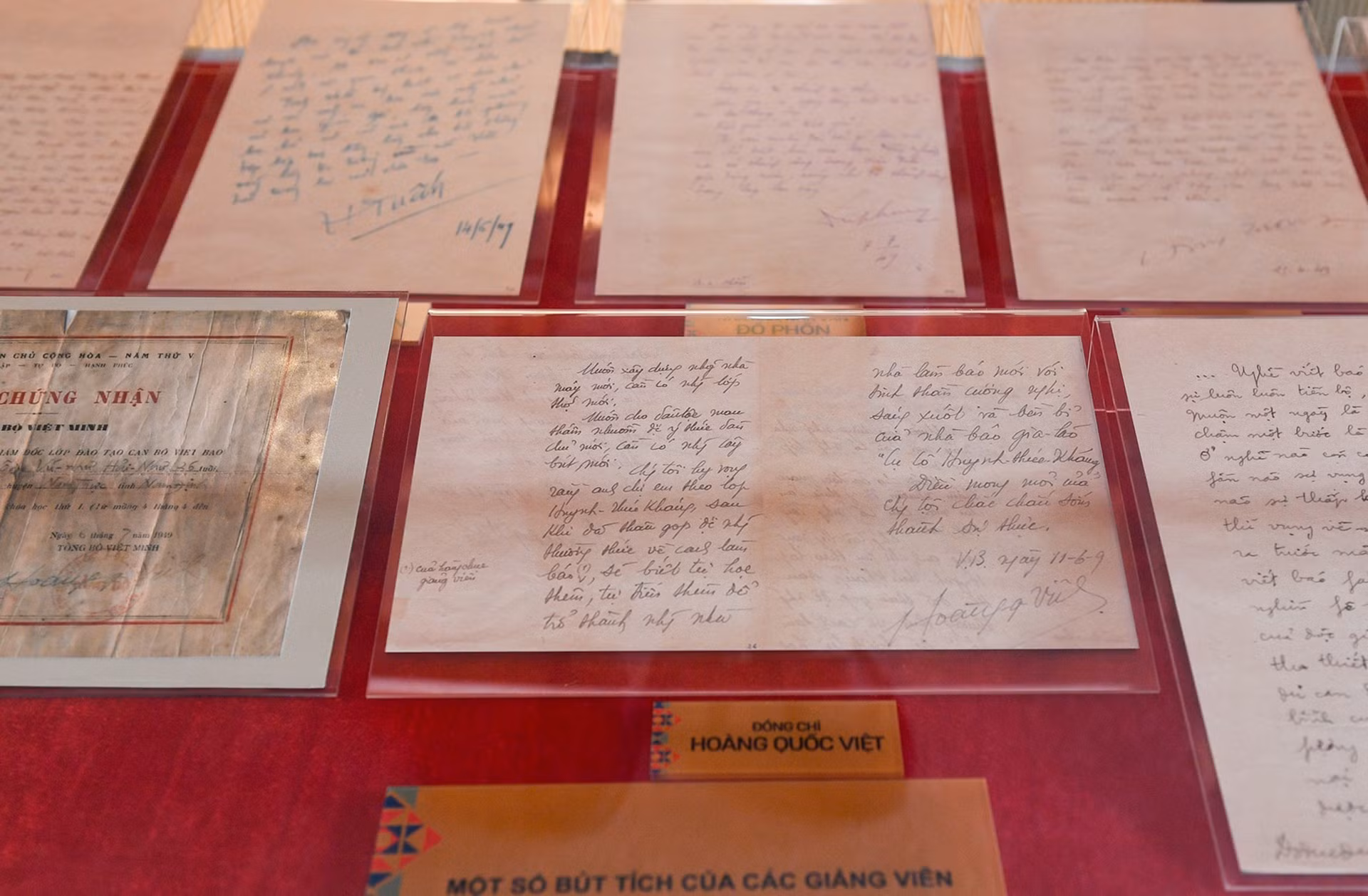 Además del sistema gráfico del espacio de exhibición en las paredes, el Museo de la Prensa de Vietnam dispone de vitrinas donde se muestran autógrafos de profesores de la escuela como Vo Nguyen Giap, Hoang Quoc Viet, To Huu, Do Duc Duc, Quang Dam, Nguyen Thanh Le, Ha Xuan Truong, Nguyen Van Hai, Tu Giay y Do Phon, entre otros Además del sistema gráfico del espacio de exhibición en las paredes, el Museo de la Prensa de Vietnam dispone de vitrinas donde se muestran autógrafos de profesores de la escuela como Vo Nguyen Giap, Hoang Quoc Viet, To Huu, Do Duc Duc, Quang Dam, Nguyen Thanh Le, Ha Xuan Truong, Nguyen Van Hai, Tu Giay y Do Phon, entre otros