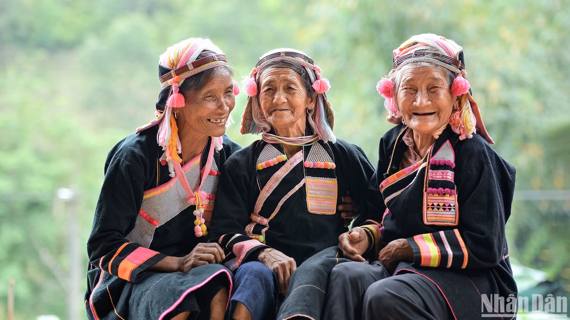[Foto] La belleza de los trajes de la etnia vietnamita Ha Nhi en el pueblo de Pa Pang