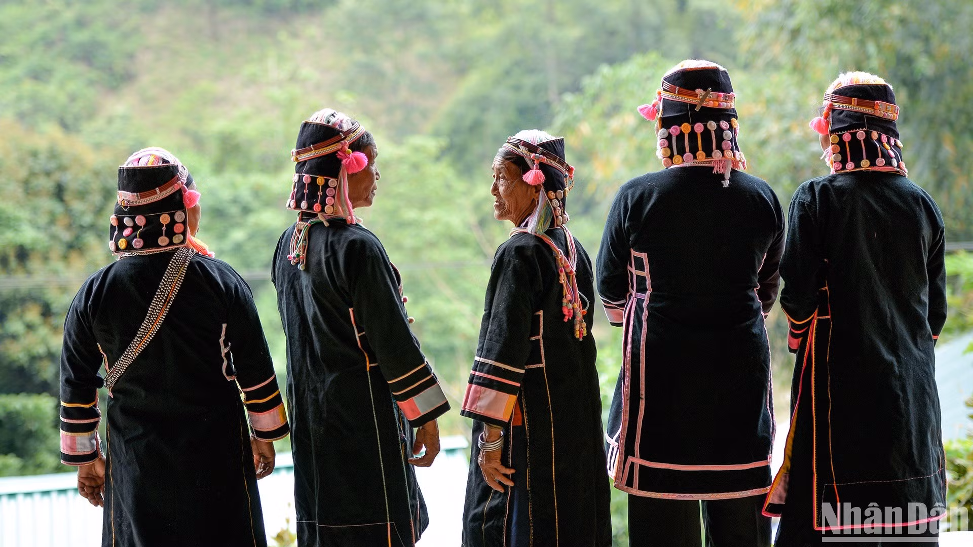Es necesario abrir cursos de formación sobre técnicas para preservar los trajes tradicionales de Ha Nhi.