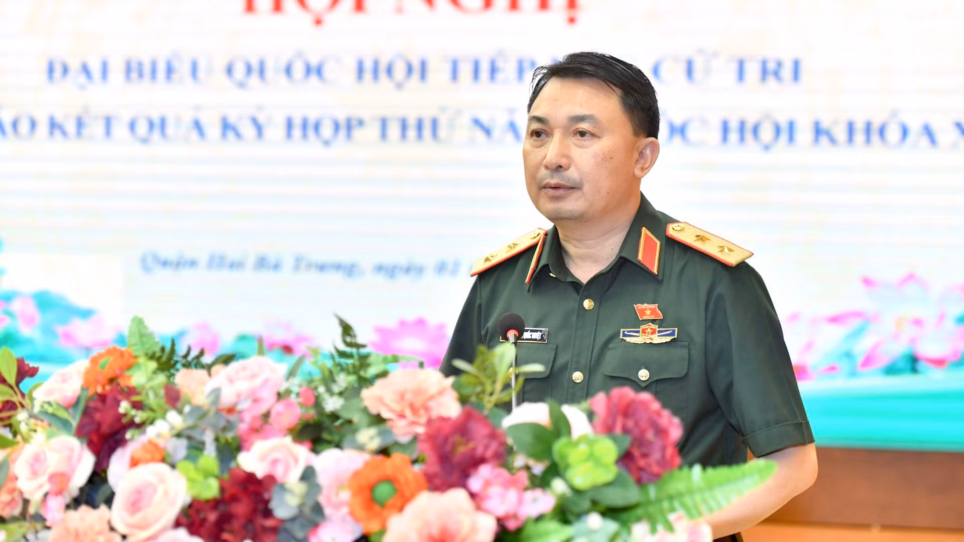 El diputado Nguyen Quoc Duyet, integrante de la Junta Permanente del Comité partidista y comandante del Alto Mando Militar de Hanói, presenta un informe sobre los resultados del quinto período de sesiones del Parlamento de la XV legislatura. El diputado Nguyen Quoc Duyet, integrante de la Junta Permanente del Comité partidista y comandante del Alto Mando Militar de Hanói, presenta un informe sobre los resultados del quinto período de sesiones del Parlamento de la XV legislatura.