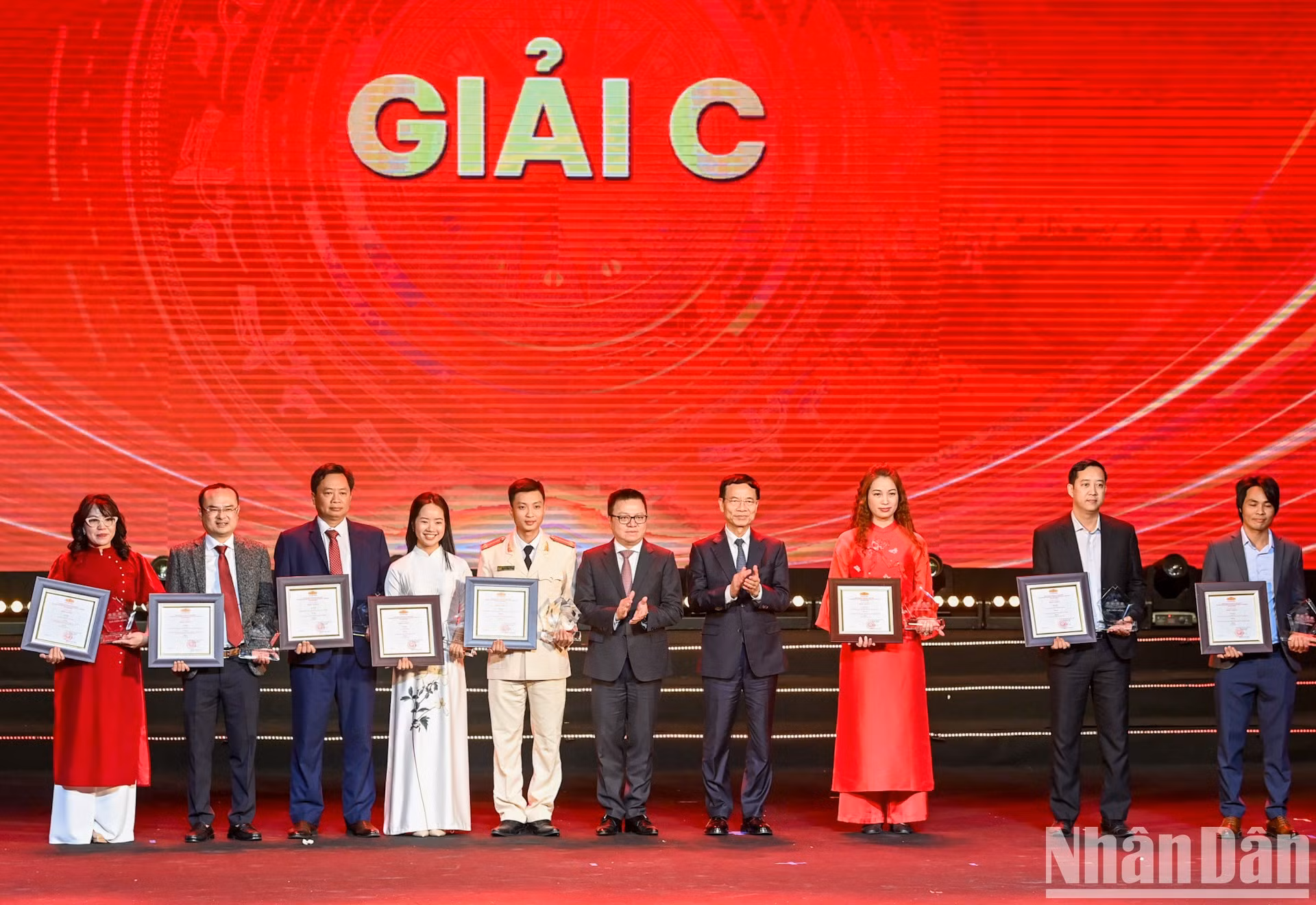 Le Quoc Minh, subjefe de la Comisión de Comunicación y Educación del Comité Central del Partido Comunista de Vietnam, presidente-editor del periódico Nhan Dan y titular de la Asociación de Periodistas del país y el ministro de Información y Comunicación, Nguyen Manh Hung, otorgan premios C a los autores.