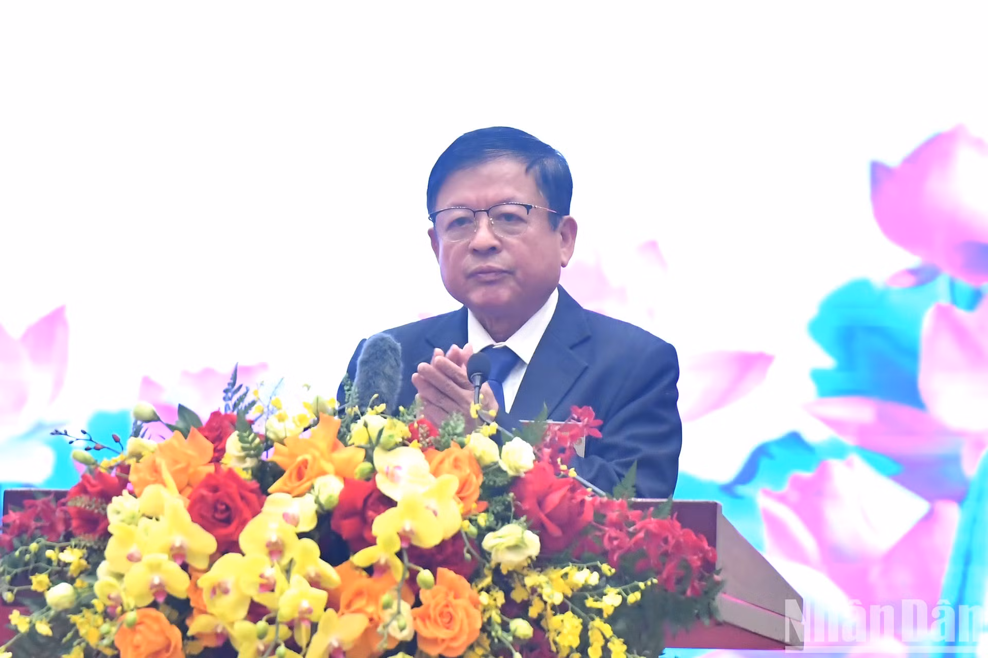 El músico Do Hong Quan, presidente de la Unión de Asociaciones de Literatura y Arte de Vietnam, habla en el evento.