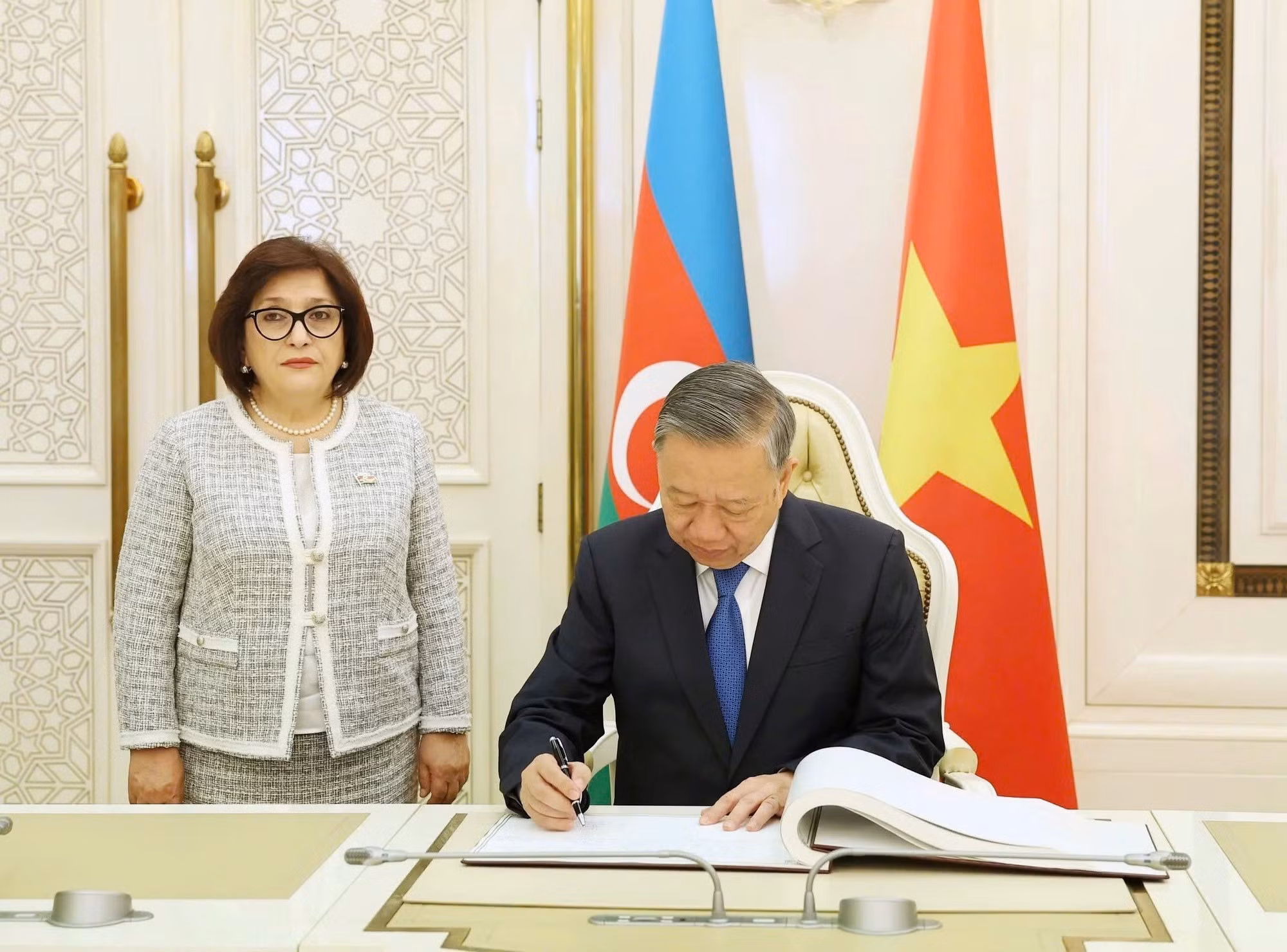 El secretario general del Partido Comunista de Vietnam, To Lam, escribe en el libro de visitas.