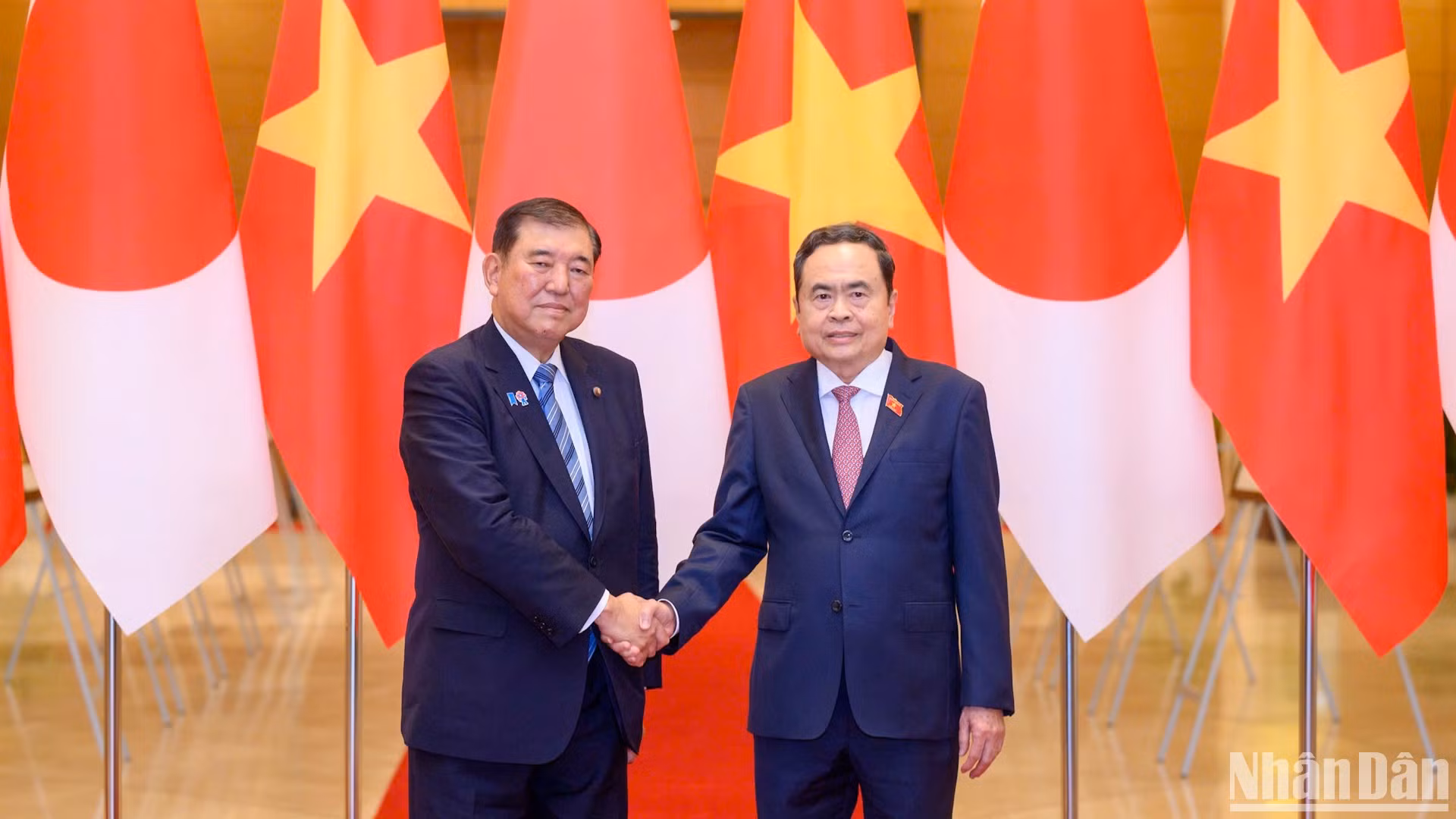 [Foto] Titular de Parlamento vietnamita se reúne con primer ministro japonés