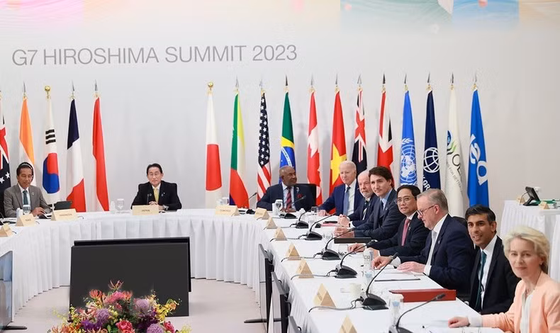 El primer ministro de Vietnam, Pham Minh Chinh, y otros líderes en el evento.