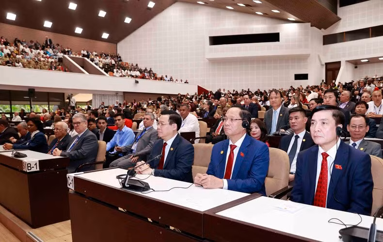 El dirigente parlamentario vietnamita asiste al evento. El dirigente parlamentario vietnamita asiste al evento.