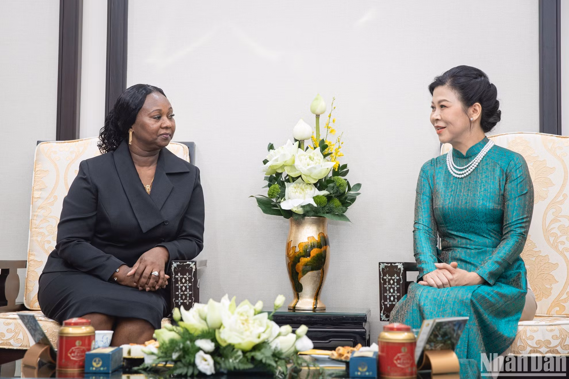 Reunión de té entre Phuong Ly y Embaló.