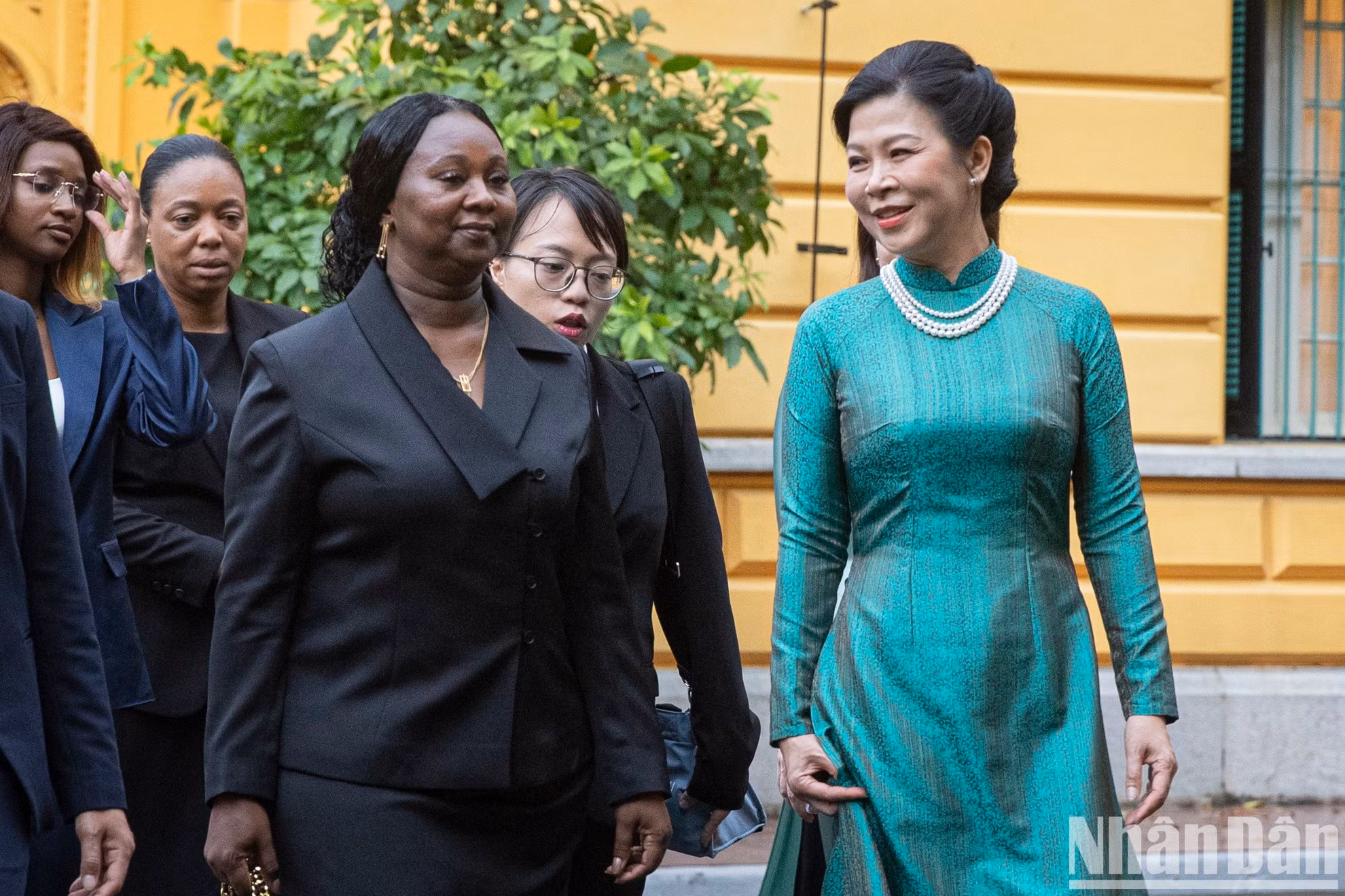 Después de la ceremonia oficial de bienvenida, Ngo Phuong Ly, esposa del del secretario general del Comité Central del Partido Comunista de Vietnam y presidente del país, To Lam, invita a Dinisia dos Reis Embaló, esposa del presidente de Guinea-Bissau, Umaro Sissoco Embaló, a disfrutar del té en el Palacio Presidencial.