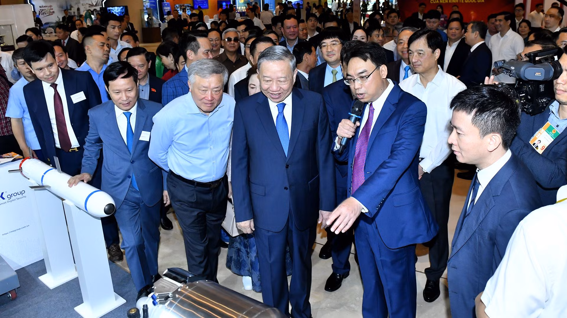 [Foto] Líder partidista vietnamita visita exposición de logros en el desarrollo de economía privada