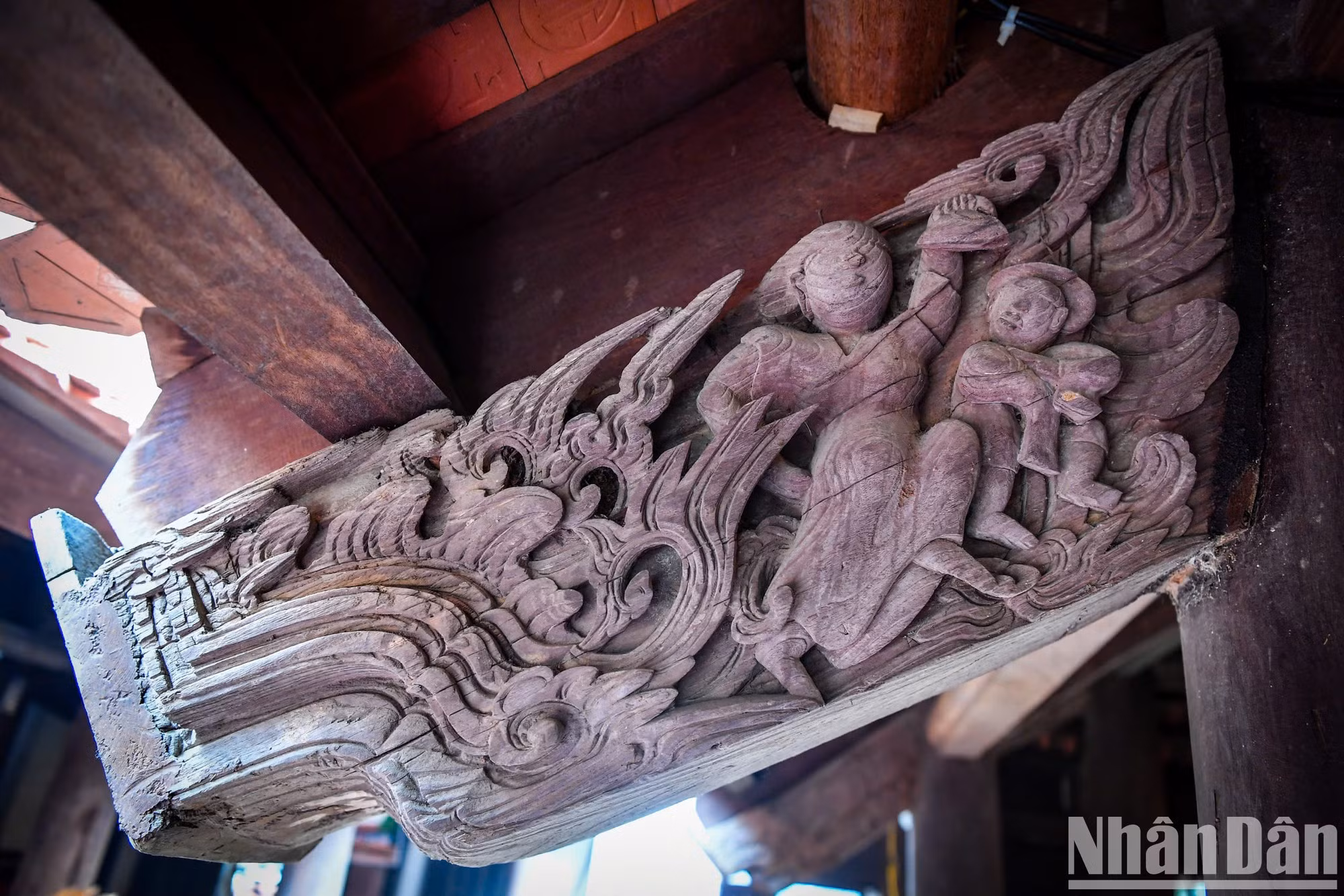 Según el investigador de cultura popular Tran Minh Nhuong, el elemento más valioso de la casa comunal de Dai Phung es su decoración arquitectónica, que conserva la escultura del siglo XVII.