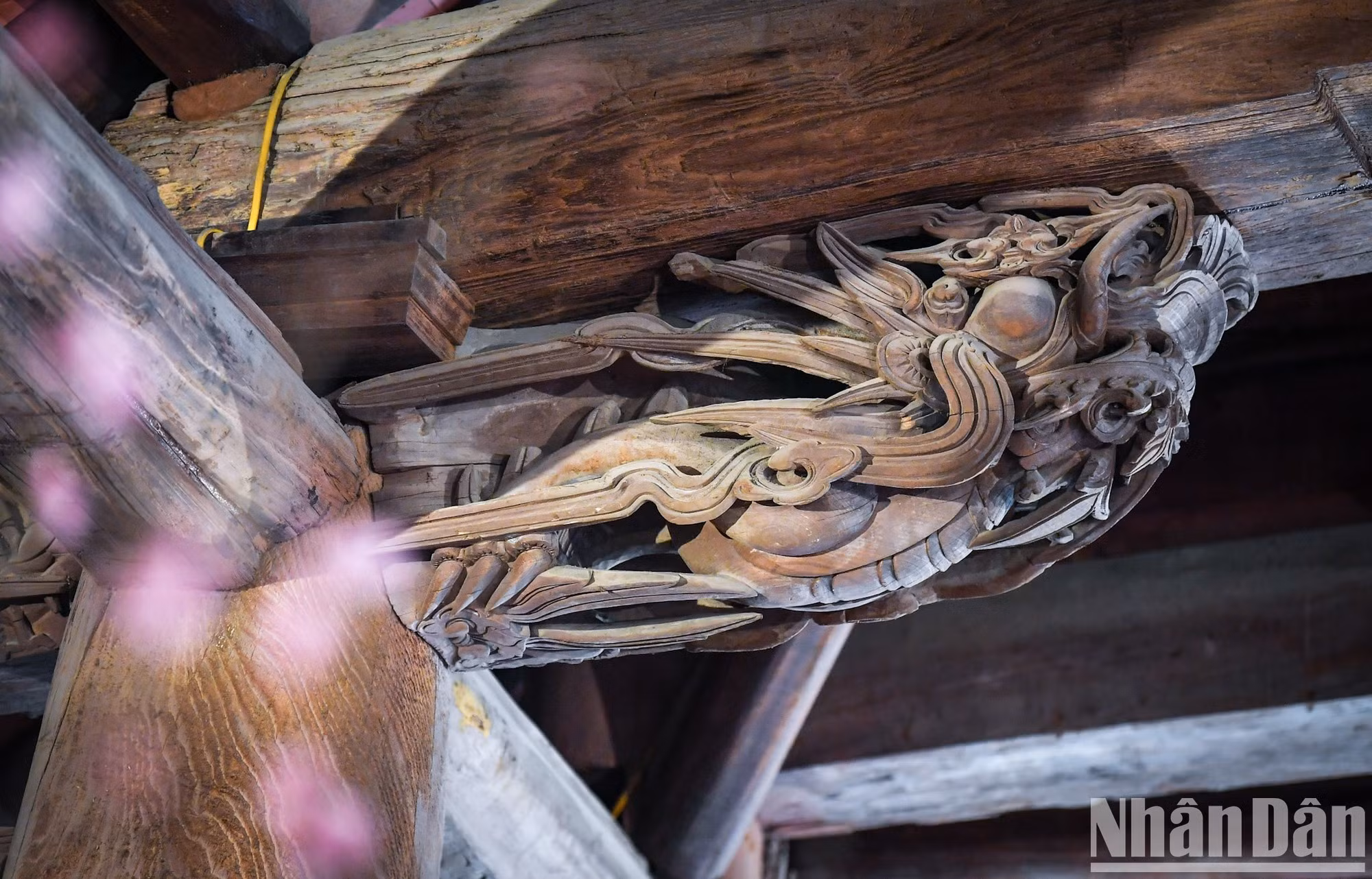 La elaborada talla de una cabeza de dragón.
